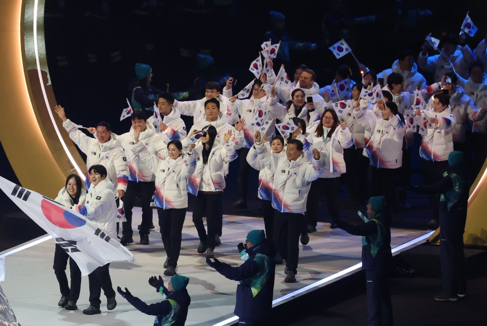 대한민국 선수단 기수 차준환(피겨 스케이팅)과 박지우(스피드 스케이팅)가 6일 오후(현지시간) 이탈리아 밀라노 산시로 올림픽 스타디움에서 열린 2026 밀라노·코르티나담페초 동계올림픽대회 개회식에서 선수단을 이끌고 입장하고 있다. 2026.2.7 뉴스1