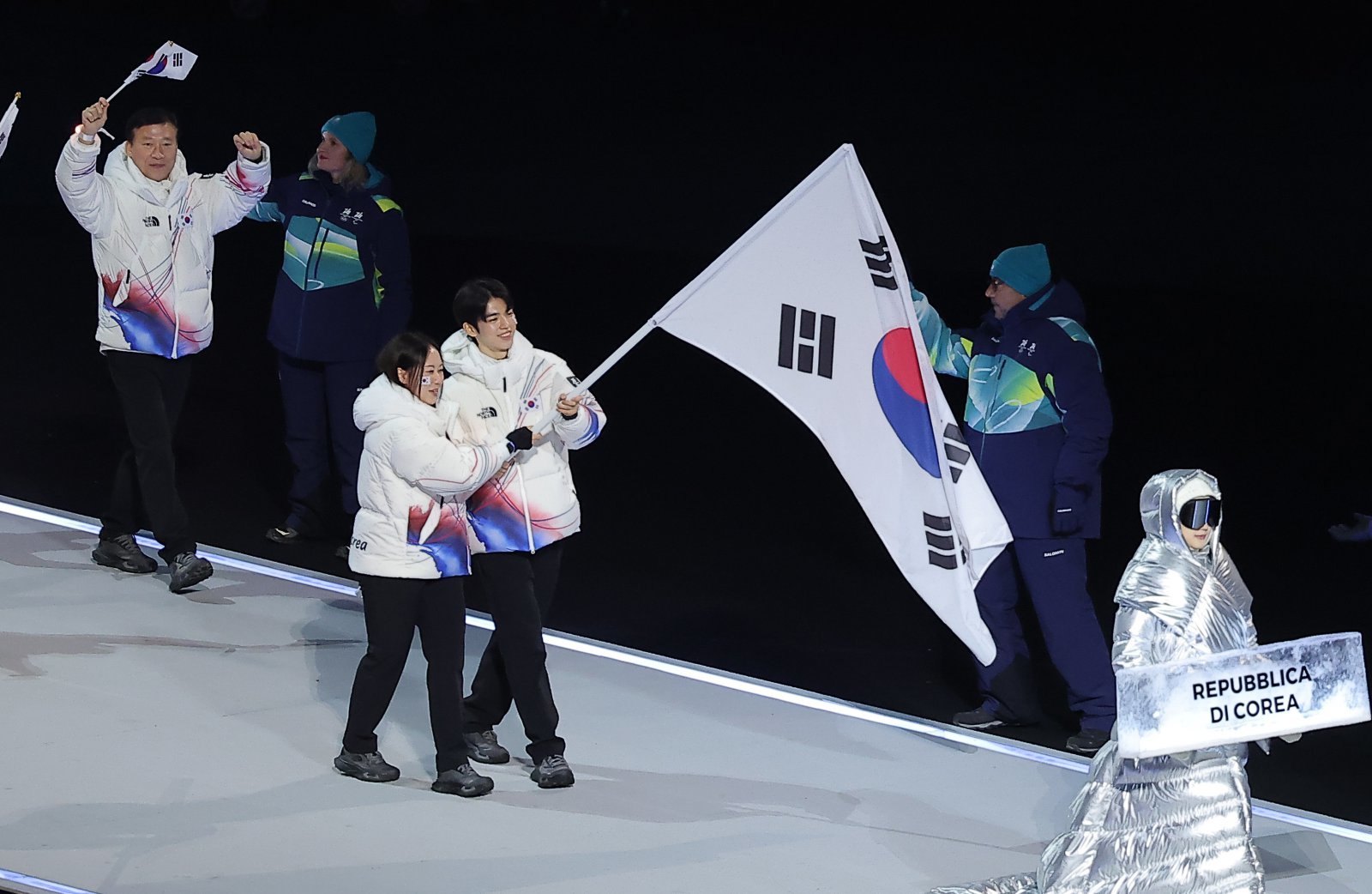 대한민국 선수단 기수 차준환(피겨 스케이팅)과 박지우(스피드 스케이팅)가 6일 오후(현지시간) 이탈리아 밀라노 산시로 올림픽 스타디움에서 열린 2026 밀라노·코르티나담페초 동계올림픽대회 개회식에서 선수단을 이끌고 입장하고 있다. 2026.2.7 뉴스1