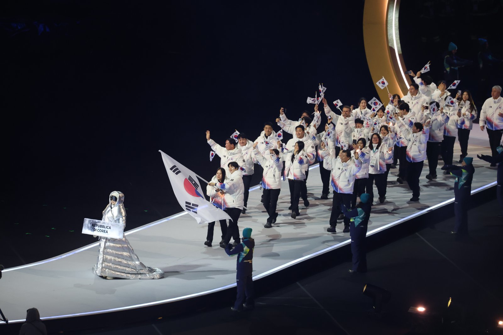 대한민국 선수단 기수 차준환(피겨 스케이팅)과 박지우(스피드 스케이팅)가 6일 오후(현지시간) 이탈리아 밀라노 산시로 올림픽 스타디움에서 열린 2026 밀라노·코르티나담페초 동계올림픽대회 개회식에서 선수단을 이끌고 입장하고 있다. 2026.2.7 뉴스1