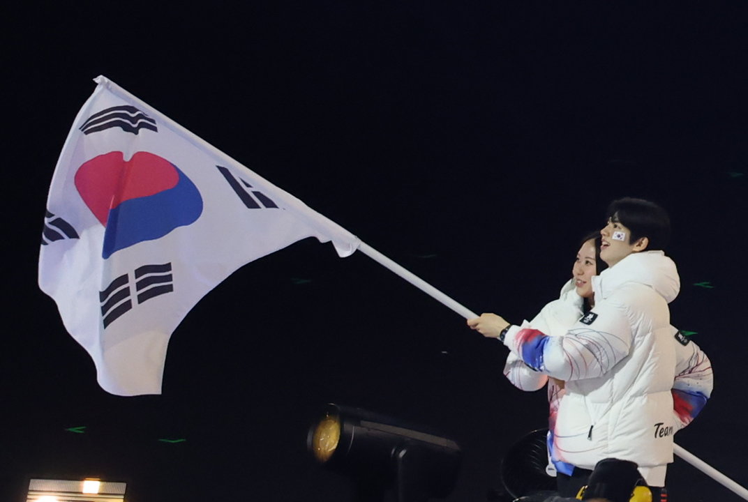 대한민국 선수단 기수 차준환(피겨 스케이팅)과 박지우(스피드 스케이팅)가 6일 오후(현지시간) 이탈리아 밀라노 산시로 올림픽 스타디움에서 열린 2026 밀라노·코르티나담페초 동계올림픽대회 개회식에서 선수단을 이끌고 입장하고 있다. 2026.2.7 ⓒ 뉴스1 김진환 기자