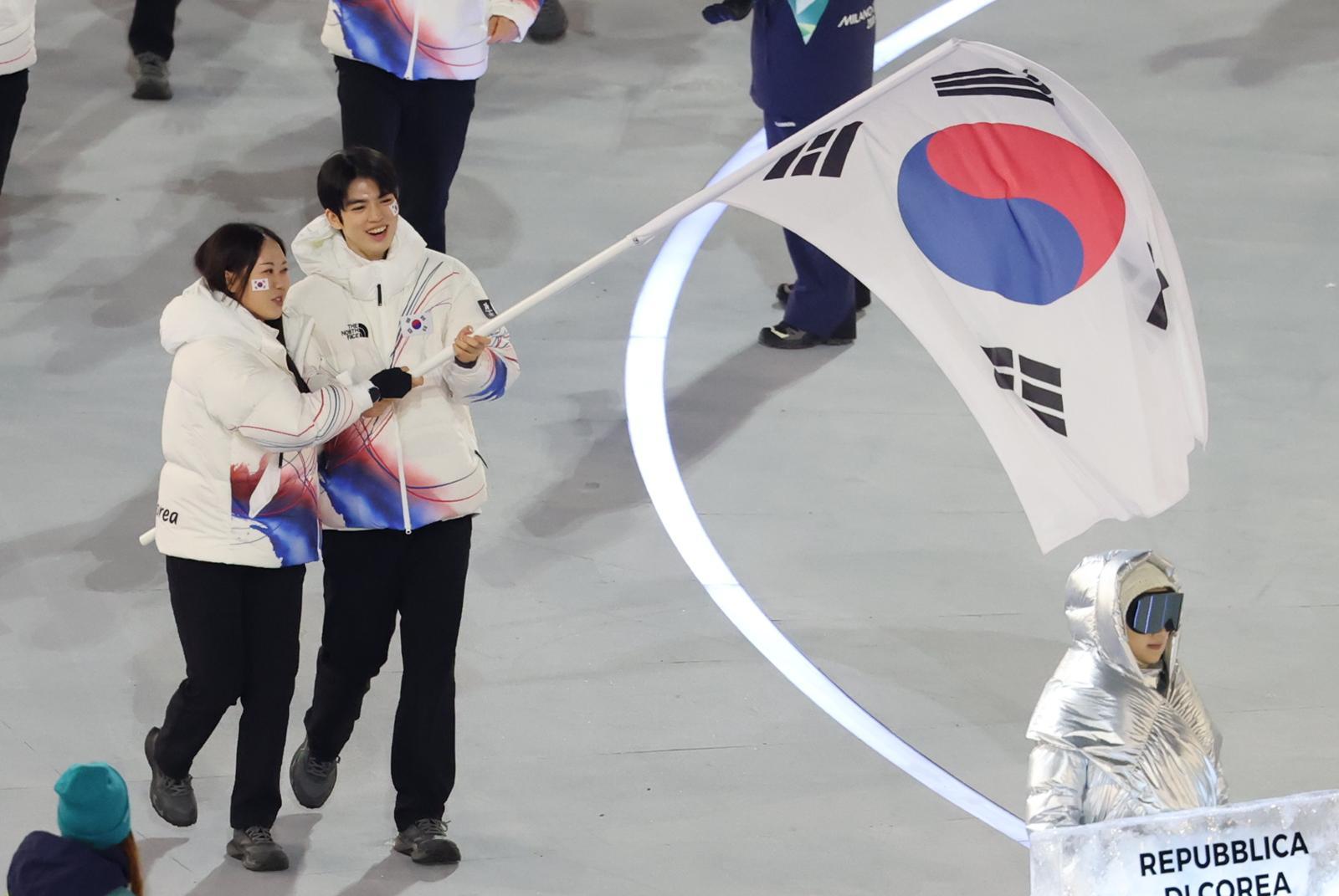 대한민국 선수단 기수 차준환(피겨 스케이팅)과 박지우(스피드 스케이팅)가 6일 오후(현지시간) 이탈리아 밀라노 산시로 올림픽 스타디움에서 열린 2026 밀라노·코르티나담페초 동계올림픽대회 개회식에서 선수단을 이끌고 입장하고 있다. 2026.2.7 뉴스1