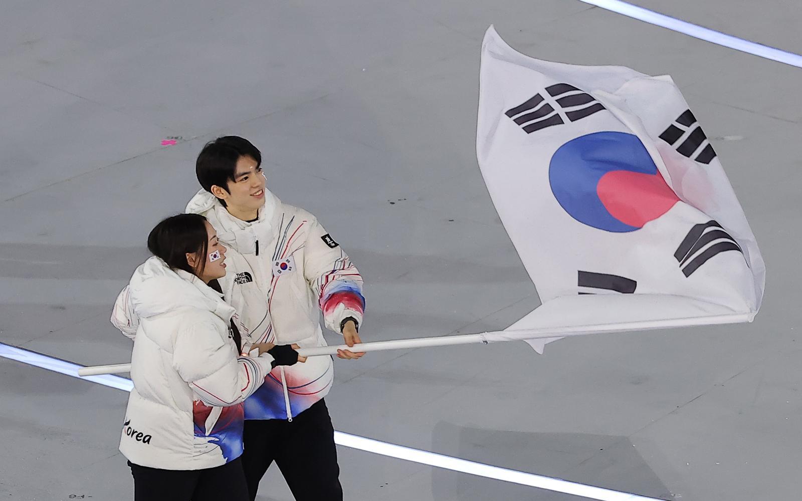 대한민국 선수단 기수 차준환(피겨 스케이팅)과 박지우(스피드 스케이팅)가 6일 오후(현지시간) 이탈리아 밀라노 산시로 올림픽 스타디움에서 열린 2026 밀라노·코르티나담페초 동계올림픽대회 개회식에서 선수단을 이끌고 입장하고 있다. 2026.2.7 뉴스1