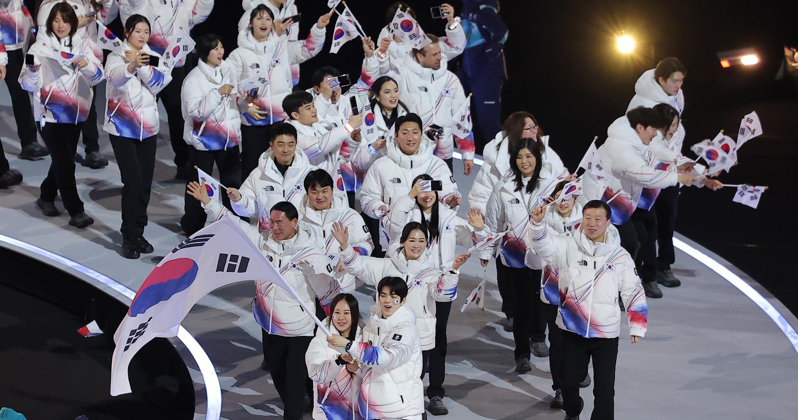 대한민국 선수단 기수 차준환(피겨 스케이팅)과 박지우(스피드 스케이팅)가 6일 오후(현지시간) 이탈리아 밀라노 산시로 올림픽 스타디움에서 열린 2026 밀라노·코르티나담페초 동계올림픽대회 개회식에서 선수단을 이끌고 입장하고 있다. 2026.2.7 뉴스1