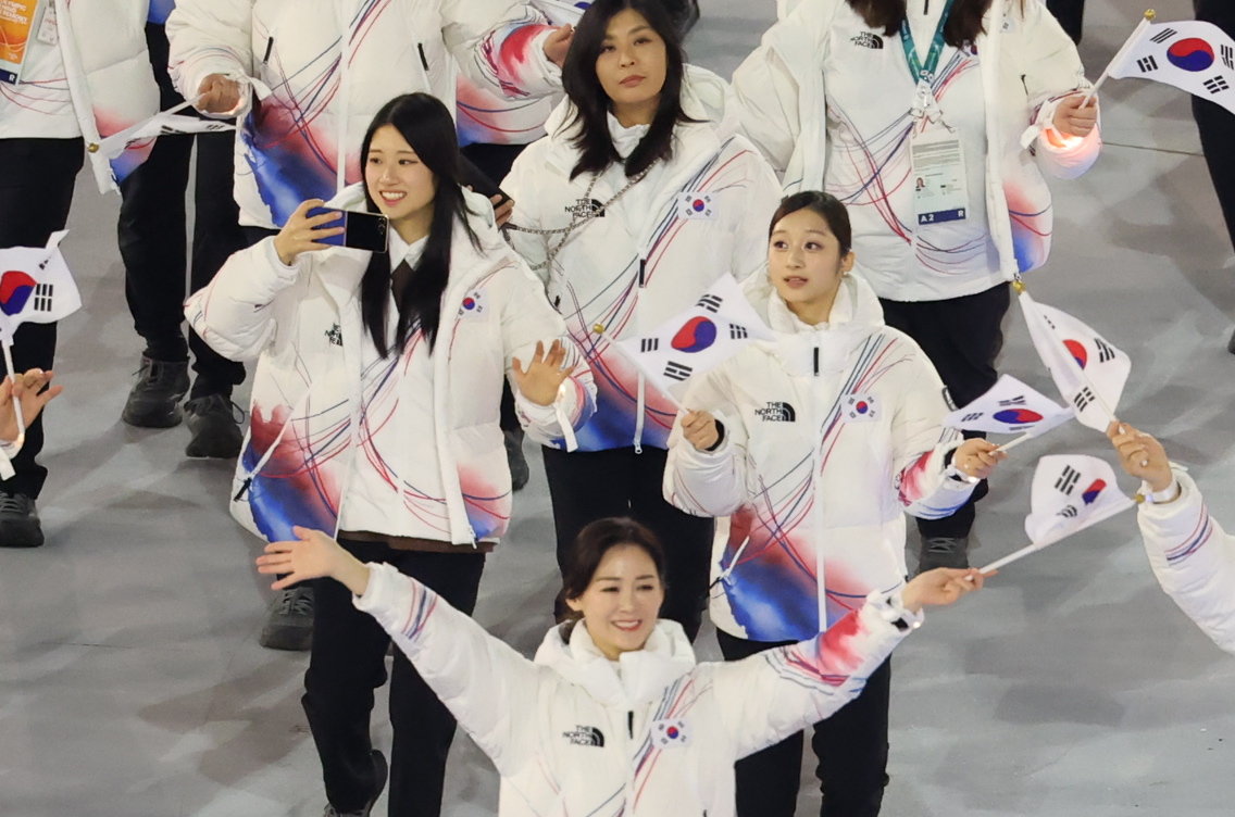 신지아(피겨 스케이팅) 등 대한민국 선수단이 6일 오후(현지시간) 이탈리아 밀라노 산시로 올림픽 스타디움에서 열린 2026 밀라노·코르티나담페초 동계올림픽대회 개회식에 입장하고 있다. 2026.2.7 뉴스1