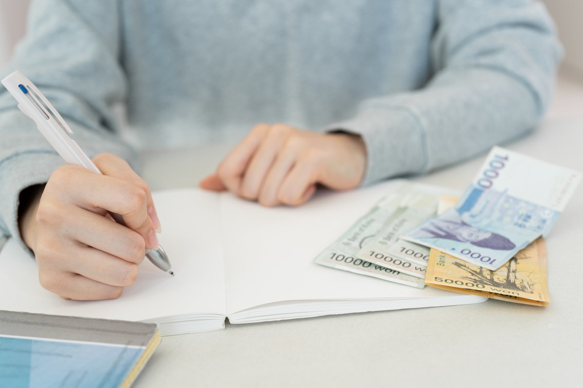 포모 증후군을 다스리려면 ①원칙 기반 투자전략 세우기 ②감정이 아닌 객관적 지표 활용하기 ③정보 소비 방식 바꾸기 ④자기 점검 루틴 만들기 등 마인드셋이 필요하다. GETTYIMAGES