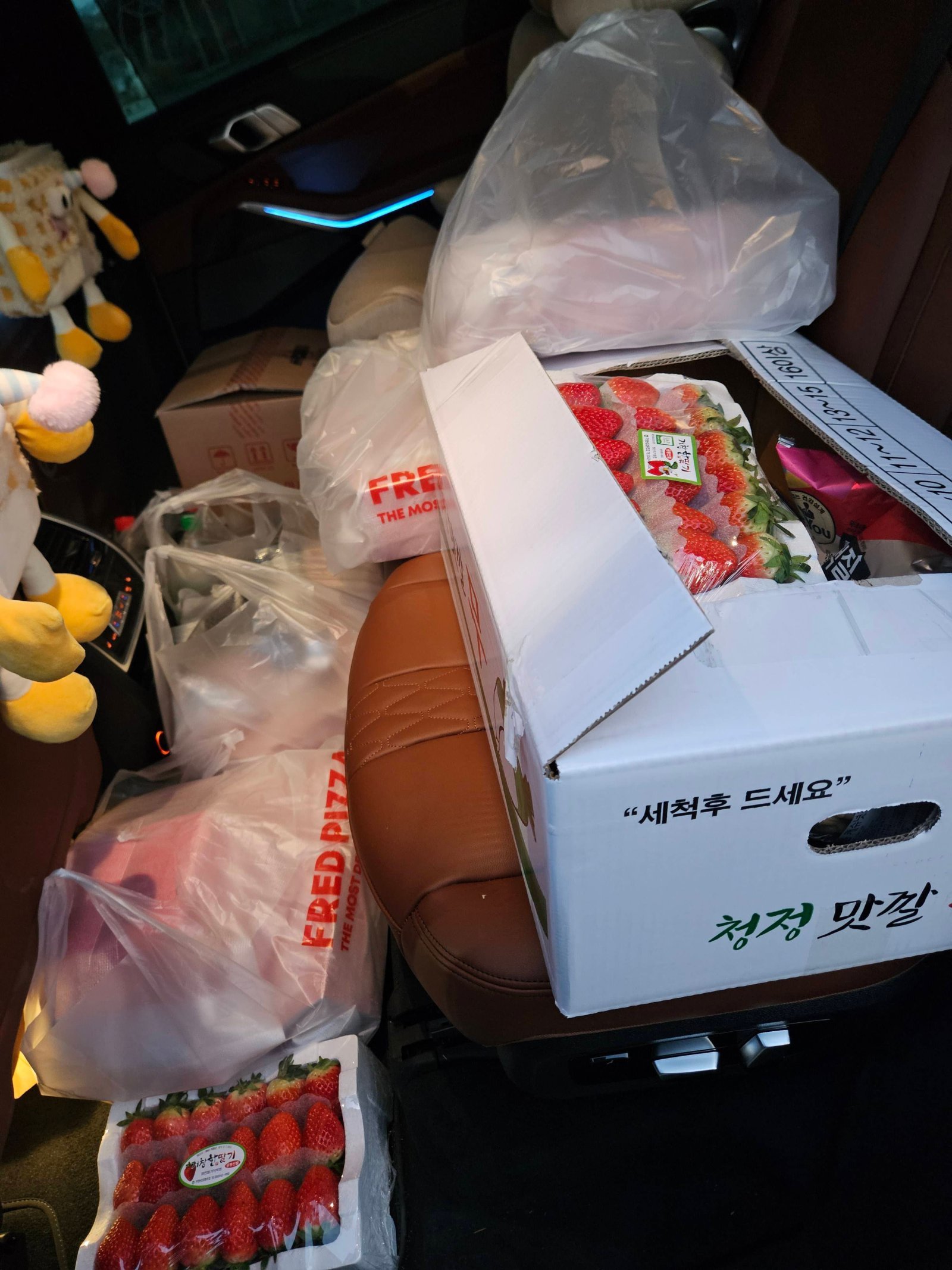 직장인 익명 커뮤니티 ‘블라인드’에 자신을 SK하이닉스 직원이라고 소개한 A 씨가 보육원에 간식을 기부했다며 공개한 사진. 블라인드 캡처