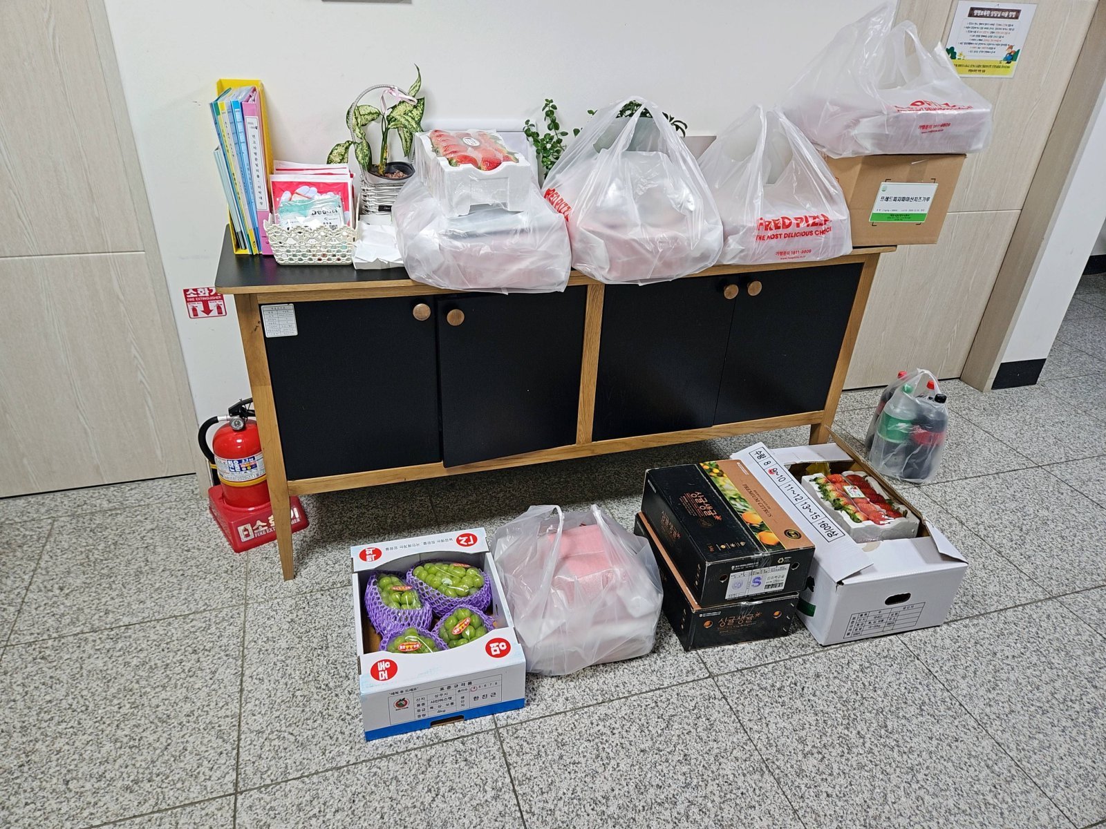 직장인 익명 커뮤니티 ‘블라인드’에 자신을 SK하이닉스 직원이라고 소개한 A 씨가 보육원에 간식을 기부했다며 공개한 사진. 블라인드 캡처