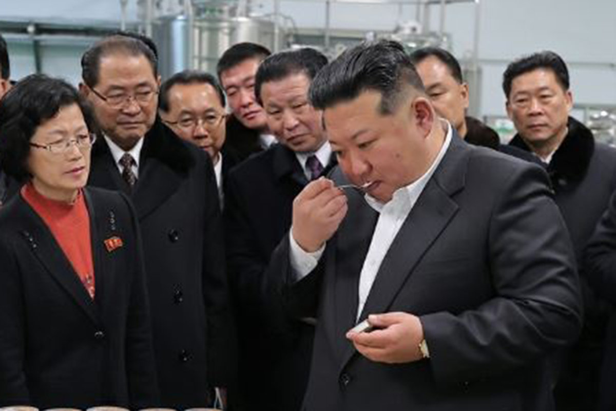 2일 평안북도 운전군 삼광축산농장을 방문한 김정은이 생산된 유제품을 맛보고 있다. 평가에 따라 여러 간부들의 운명이 결정될 상황이라, 주변 간부들의 표정이 매우 긴장돼 있다. 노동신문 뉴스1