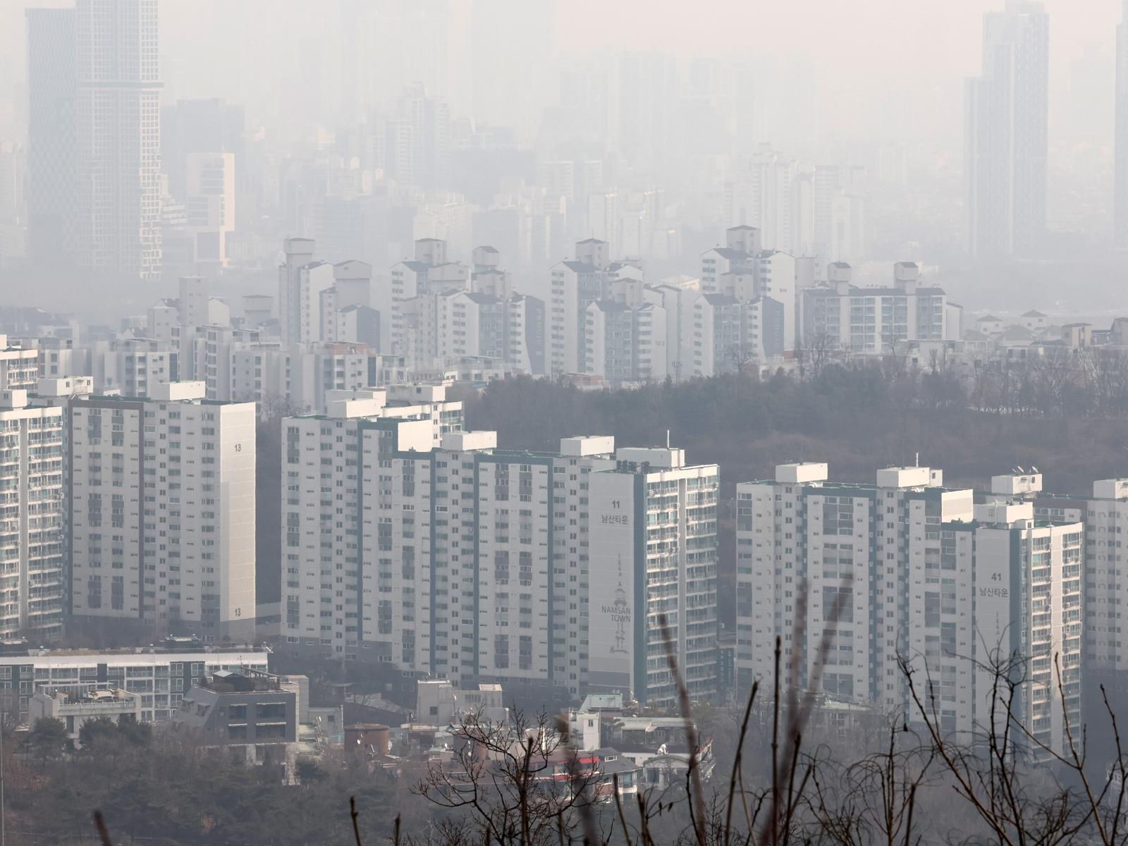 이재명 대통령의 연이은 고강도 부동산 메시지에 서울 강남3구 등에서 급매물이 늘어난 5일 오후 서울 용산구 남산 전망대에서 바라본 서울 도심 아파트가 희뿌연 대기에 갖혀 있다. 뉴시스
