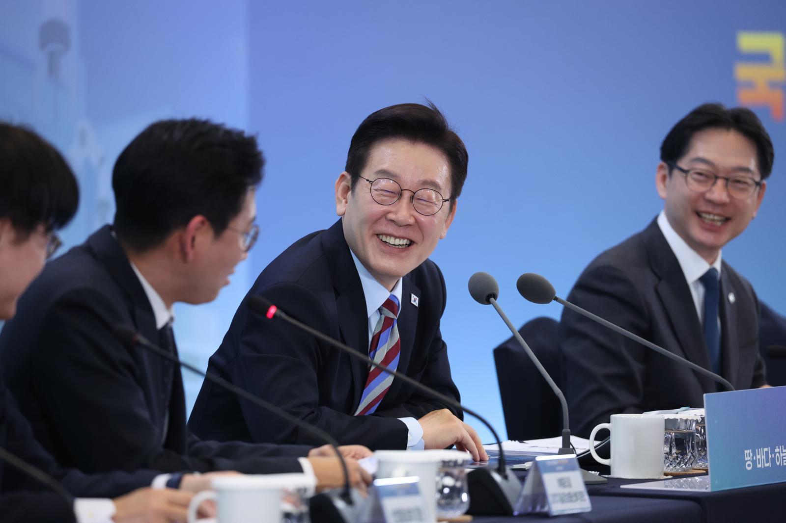 이재명 대통령이 6일 창원 성산구 창원컨벤션센터에서 열린 ‘경남의 마음을 듣다’ 타운홀 미팅에서 미소를 짓고 있다. 뉴스1