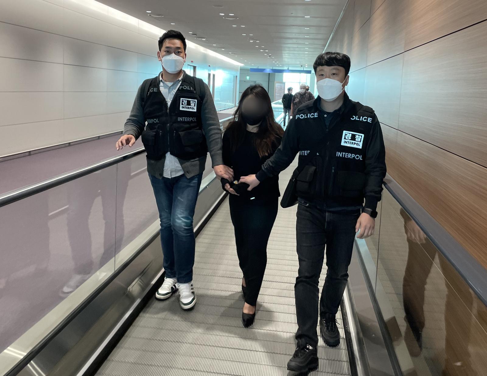 동남아 3대 마약왕으로 불리며 국내에 마약을 유통시킨 탈분민 출신 최정옥이 국내로 압송되는 모습. (경찰청 제공) 2022.4.1 ⓒ 뉴스1