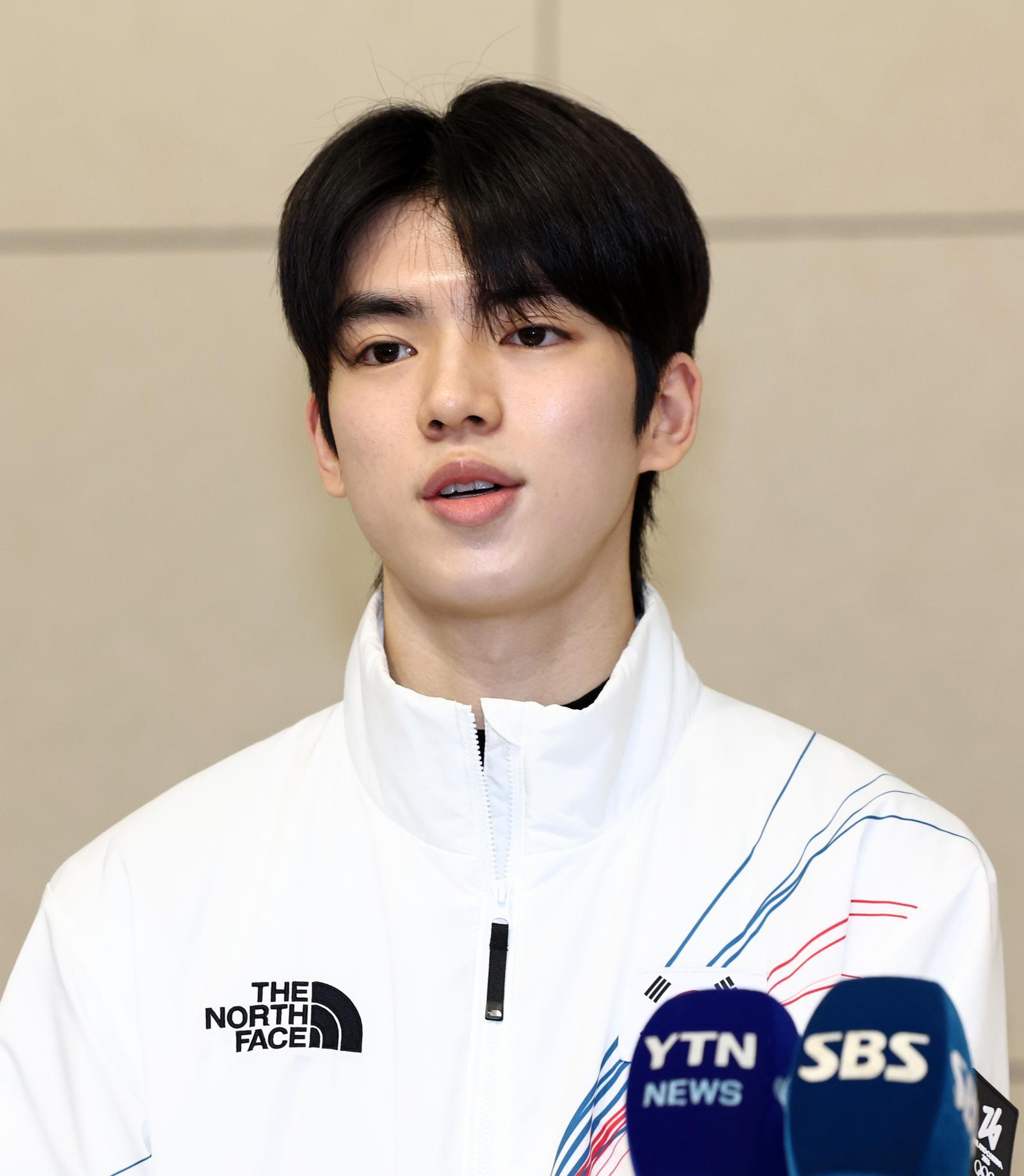 2026 밀라노·코르티나담페초 동계올림픽에 출전하는 대한민국 피겨스케이팅 대표팀 차준환 선수가 4일 오전 인천국제공항 제2터미널을 통해 출국하며 취재진과 인터뷰를 하고 있다. 2026.2.4/뉴스1