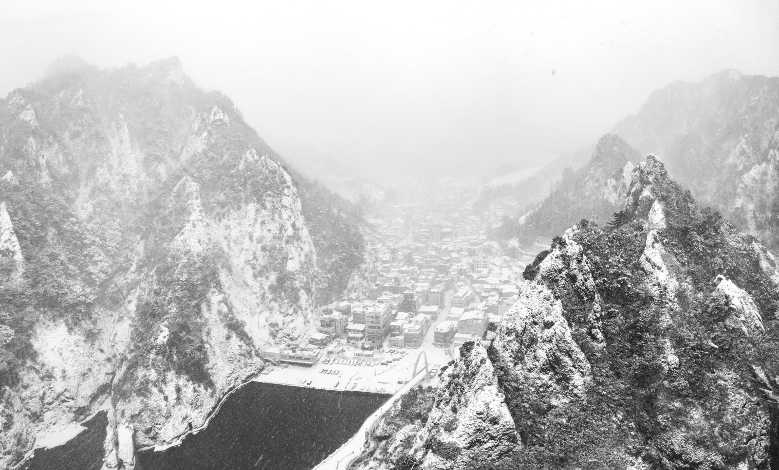 21일 대설경보가 발효 중인 경북 울릉에 24.7㎝의 눈이 내렸다. 사진은 울릉 도동항 모습. (사진=울릉군 제공) 2023.12.21 [울릉=뉴시스]