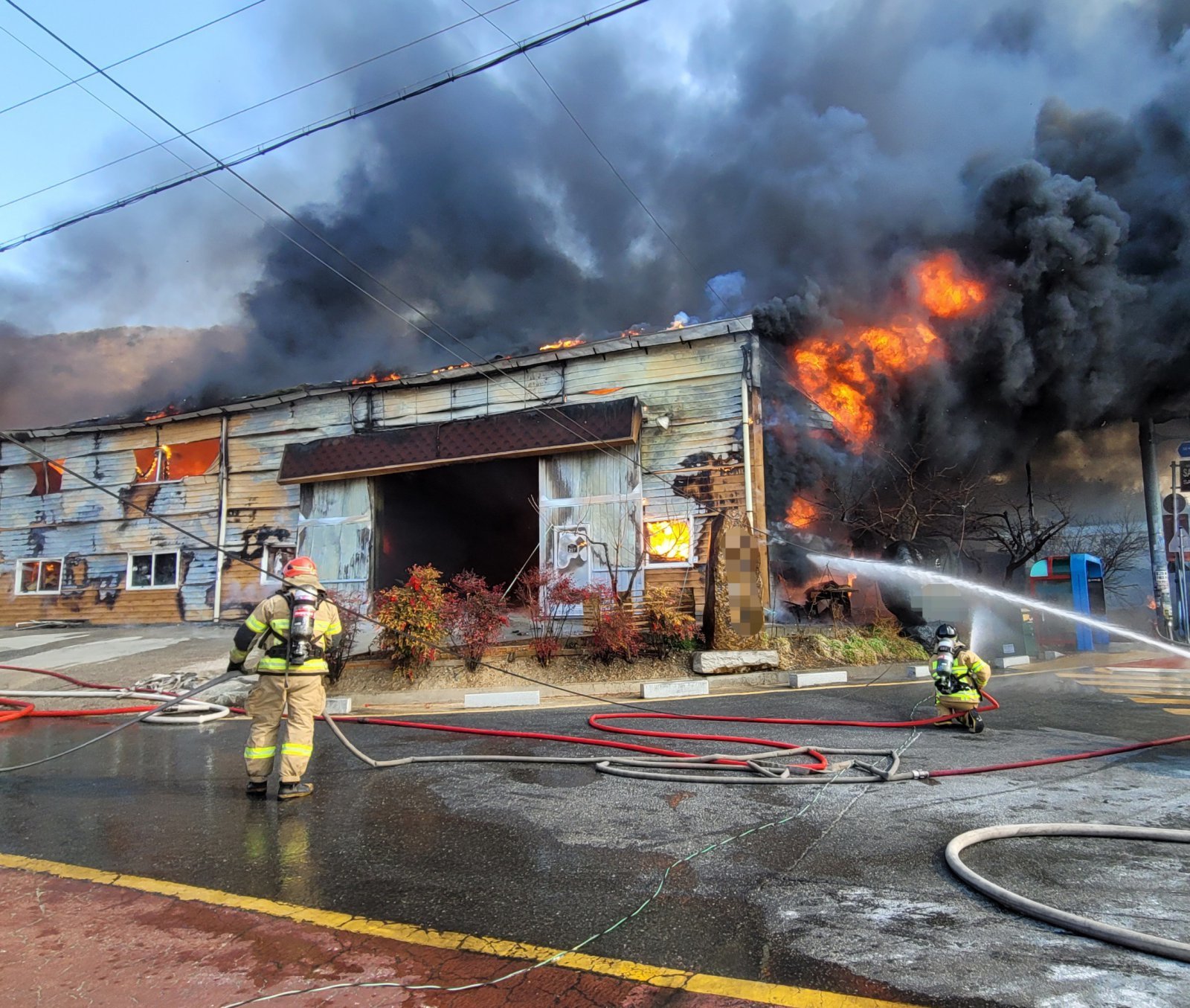 7일 오전 10시 24분쯤 김해시 대동면 주동리의 한 단열재 보관 창고에서 불이나 소방관들이 진화에 나서고 있다. (경남소방본부 제공)