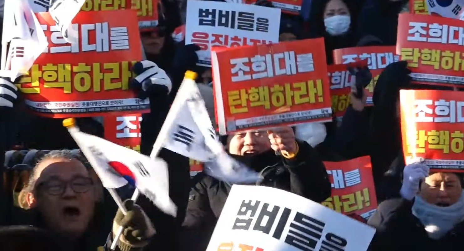 7일 오후 4시 서울 서초구 대법원 인근에서 열린 촛불행동 177차 촛불대행진. (촛불행동 제공)