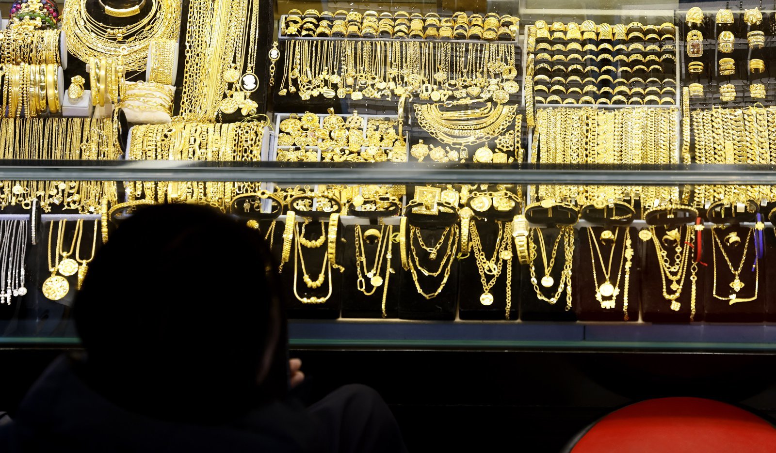 금값이 사상 처음으로 온스당 5100달러 선을 돌파한 27일 서울 종로구 한 금은방에서 한 시민이 골 제품을 살펴보고 있다.  26일(현지 시간) 파이낸셜타임스(FT), CNBC 등에 따르면 국제 금 현물 가격은 전장 대비 2.4% 오른 온스당 약 5102달러에 거래되며 최고치를 기록했다. 뉴욕상품거래소에서 2월 인도분 금 선물은 전 거래일보다 2.1% 오른 온스당 5082.50달러에 마감했다. 2026.01.27 [서울=뉴시스]