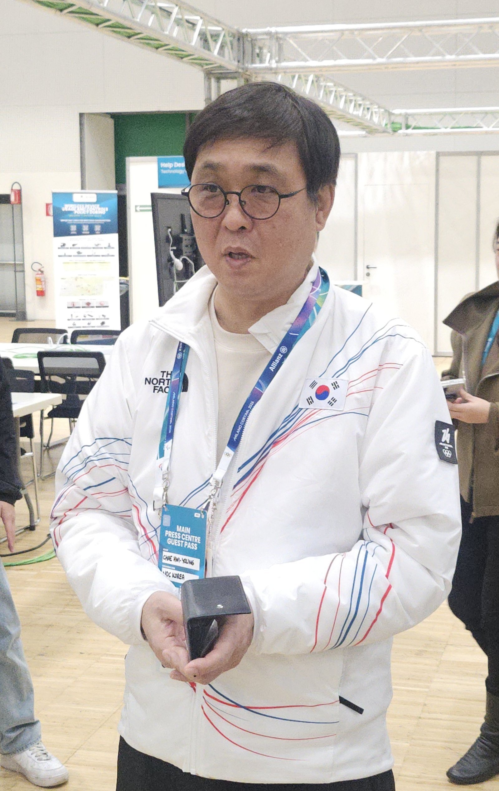 최휘영 문화체육관광부 장관이 7일(현지시간) 이탈리아 밀라노 메인프레스센터(MPC)를 방문해 취재진과 대화를 나누고 있다. ⓒ News1