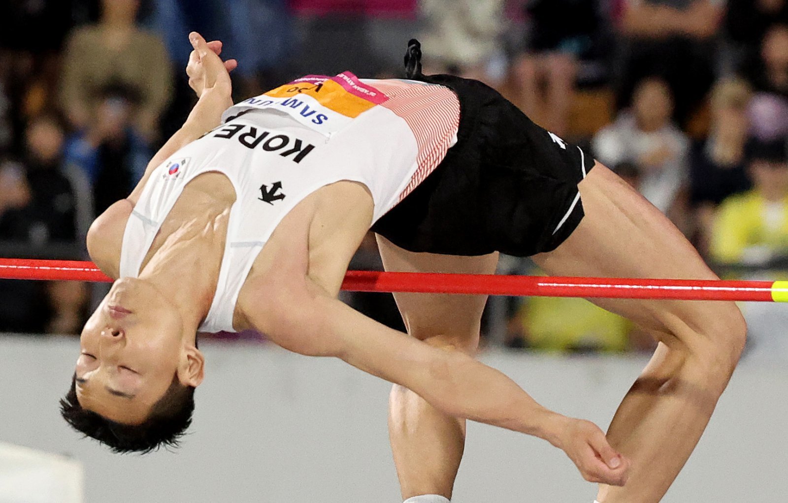 우상혁(용인시청)이 29일 경북 구미시민운동장에서 열린 2025 구미아시아육상선수권대회 높이뛰기 결선 2m23 1차시기 점프에 성공하고 있다. 2025.05.29. [구미=뉴시스]