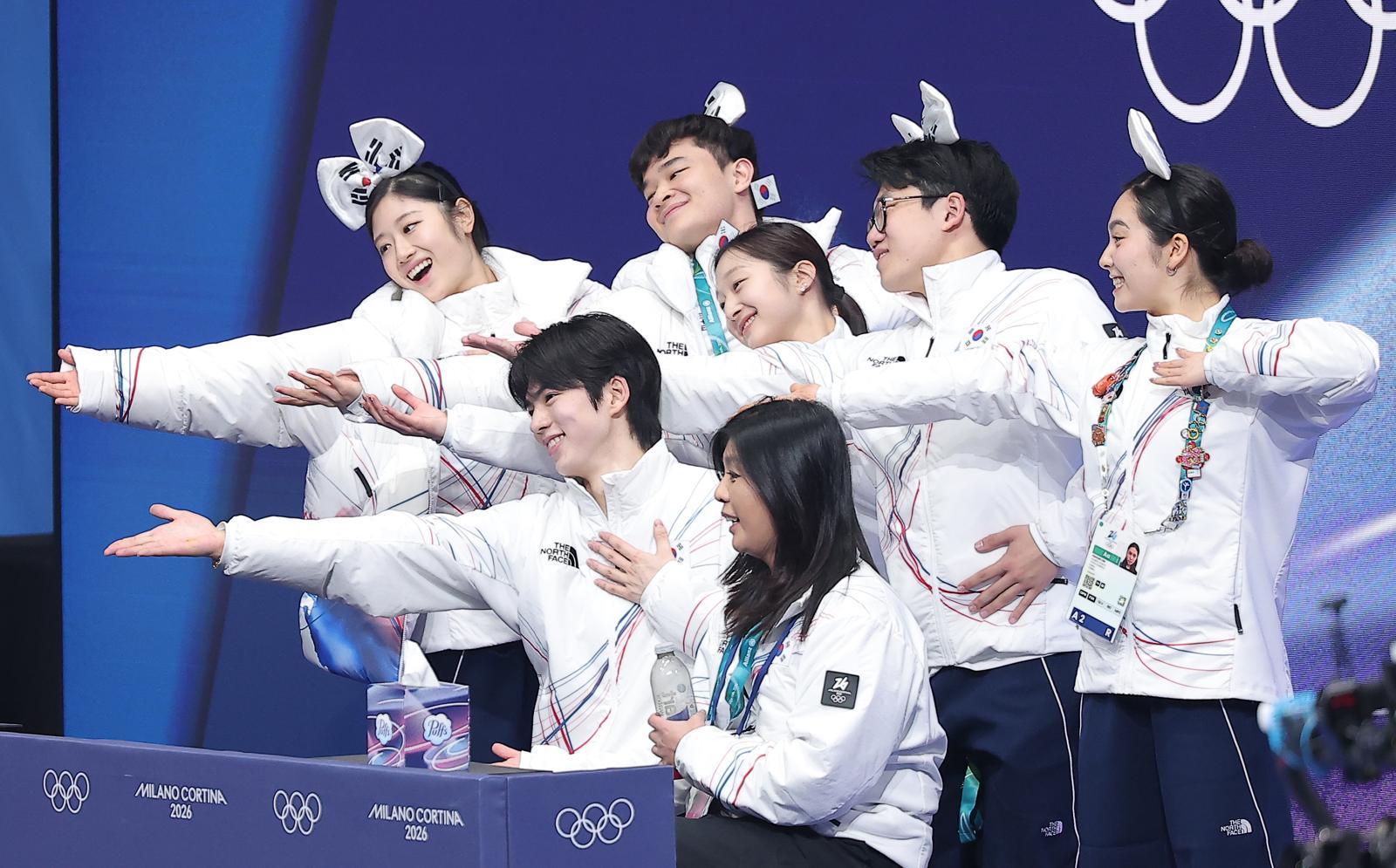 피겨 차준환이 7일(현지시간) 이탈리아 밀라노 아이스 스케이팅 아레나에서 열린 2026 밀라노·코르티나담페초 동계올림픽 피겨 스케이팅 팀 이벤트(단체전) 남자 싱글 쇼트 프로그램에서 연기를 마친 후 팀 선수들과 마무리 포즈를 취하고 있다. 2026.2.8 ⓒ 뉴스1