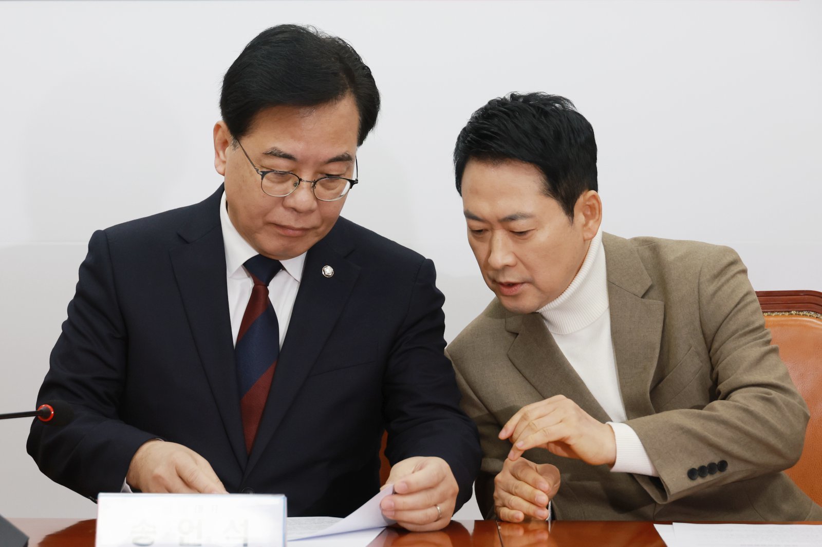 국민의힘 장동혁 대표와 송언석 원내대표가 5일 서울 여의도 국회에서 열린 최고위원회의에서 자료를 살피고 있다. 2026.02.05. 서울=뉴시스