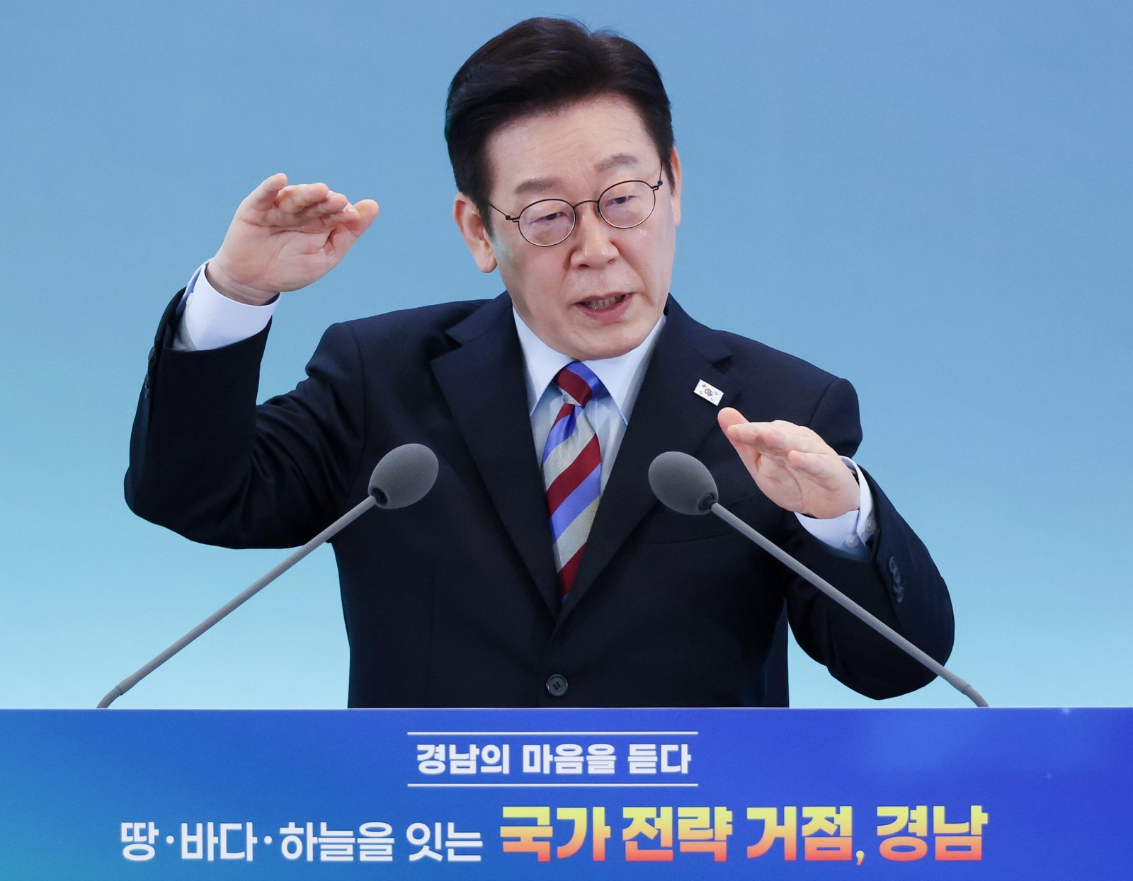 이재명 대통령이 지난 6일 창원 성산구 창원컨벤션센터에서 열린 ‘경남의 마음을 듣다’ 타운홀 미팅에서 발언을 하고 있다. (청와대통신사진기자단) 2026.2.6