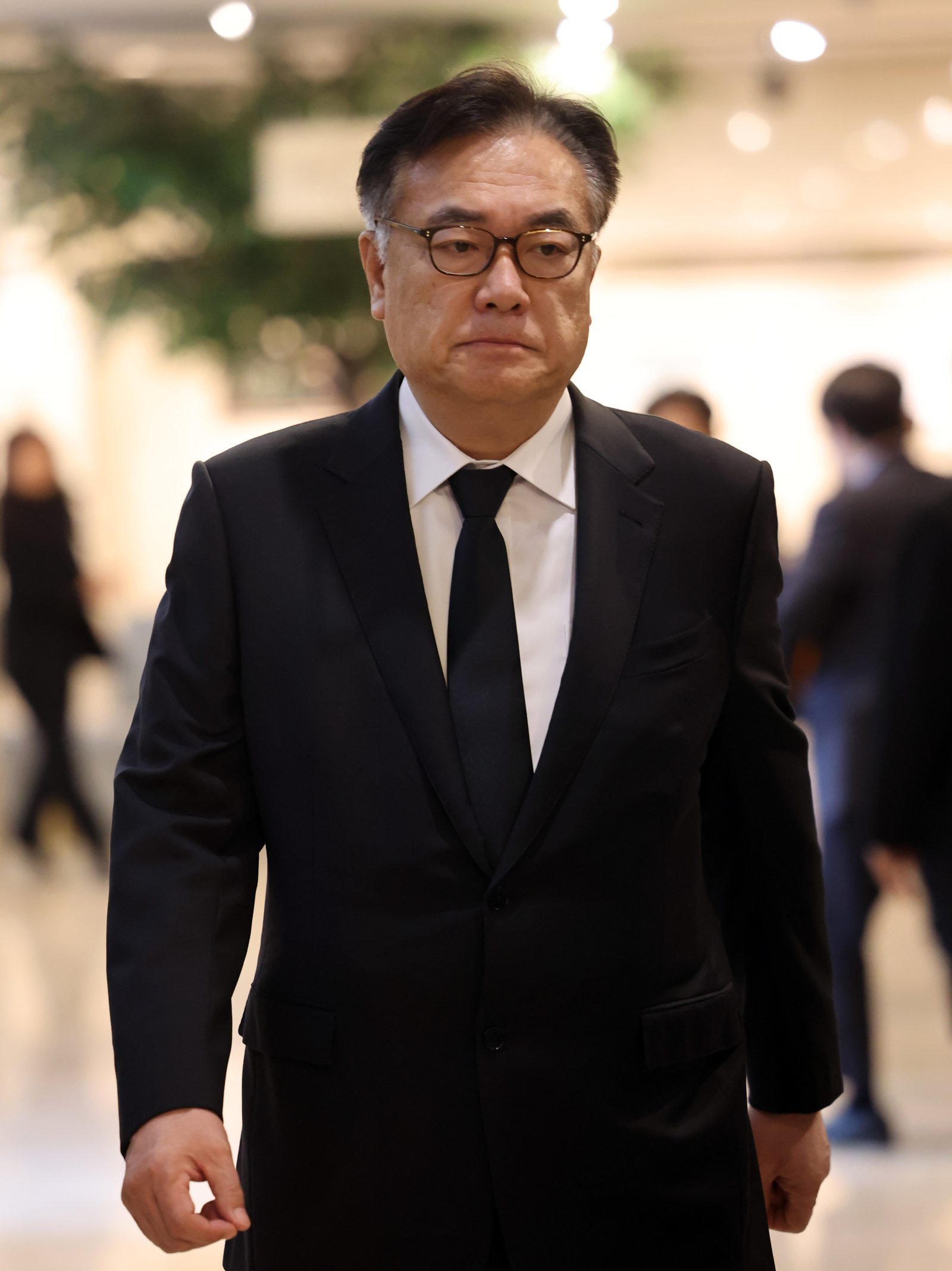 정진석 대통령 비서실장이 2일 부산 해운대구 해운대백병원 장례식장에 마련된 고(故) 장제원 전 국회의원의 빈소를 조문하기 위해 이동하고 있다. 2025.04.02. 부산=뉴시스