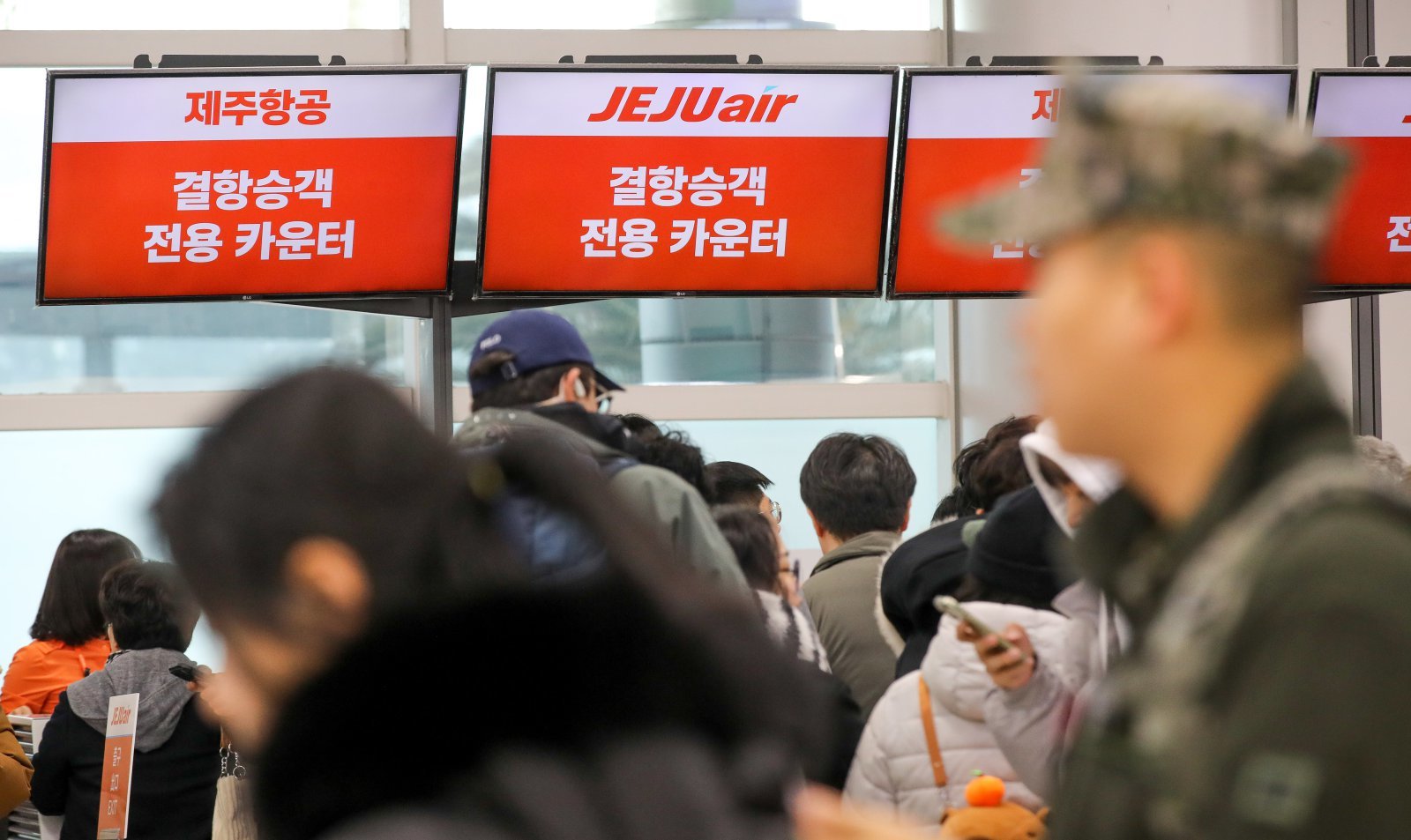 제주 지역 강설로 제주공항 활주로가 임시 폐쇄된 8일 오전 제주국제공항 3층 출발장에 제주를 떠나려는 이용객들의 발걸음이 이어지고 있다. 2026.02.08. 제주=뉴시스