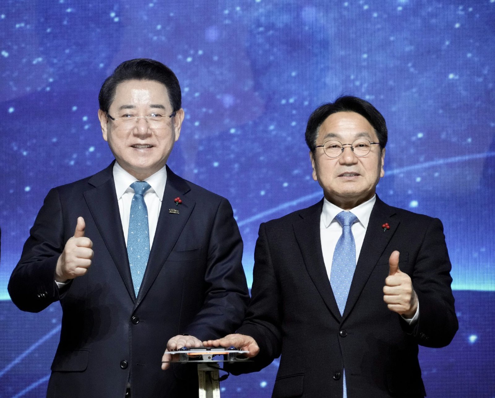 강기정 광주시장(사진 오른쪽)과 김영록 전남지사가 1월 16일 김대중컨벤션센터에서 열린  광주전남 행정통합 범시도민 협의회 발대식에 참여해 통합 의지를 다지고 있다. 광주전남 행정통합 범시도민 협의회 제공.