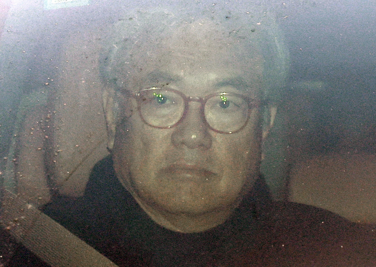 공용전자기록 손상 등의 혐의를 받는 정진석 전 대통령 비서실장이 8일 오전 서울 종로구 경찰청 3대 특검 특별수사본부에서 피의자 신분으로 조사를 받기 위해 출석하고 있다.  정 전 실장은 윤 전 대통령 탄핵 전후 윤재순 전 대통령실 총무비서관과 함께 대통령실 PC 초기화를 지시한 혐의를 받는다.  2026.2.8/뉴스1