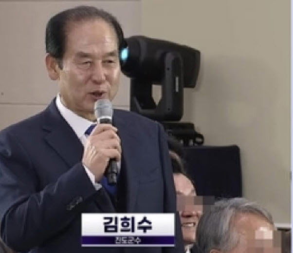 김희수 진도군수가 ‘광주·전남 행정통합, 찾아가는 타운홀 미팅’에서 발언하고 있다. 진도=뉴스1