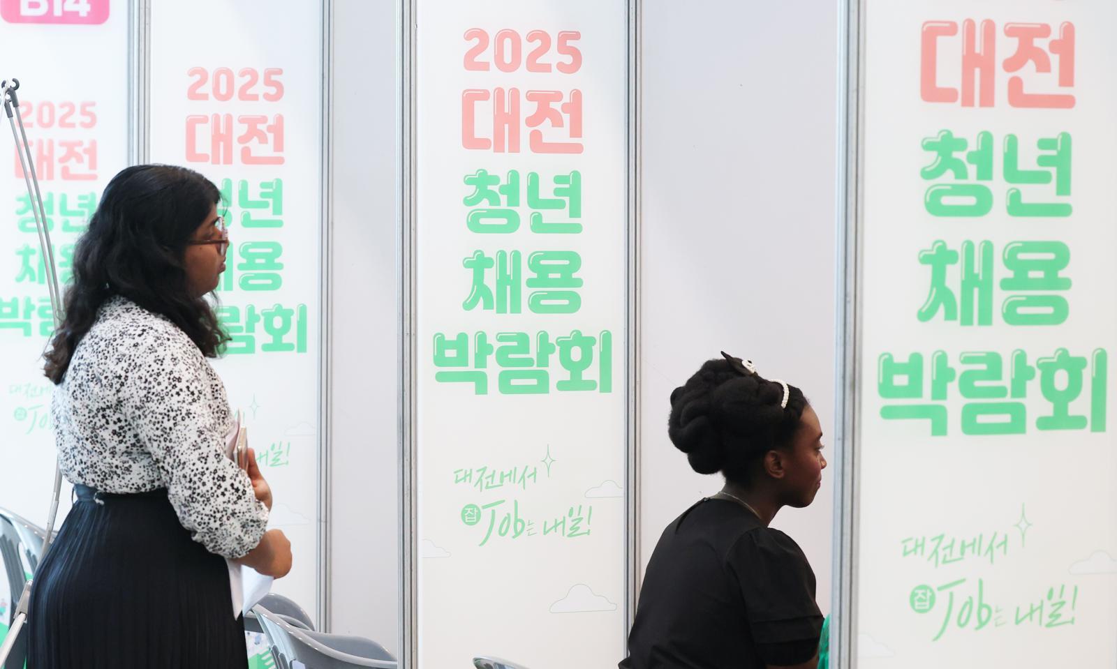 2025 대전청년채용박람회에서 외국인 구직자가 면접을 기다리고 있다. 대전=뉴스1