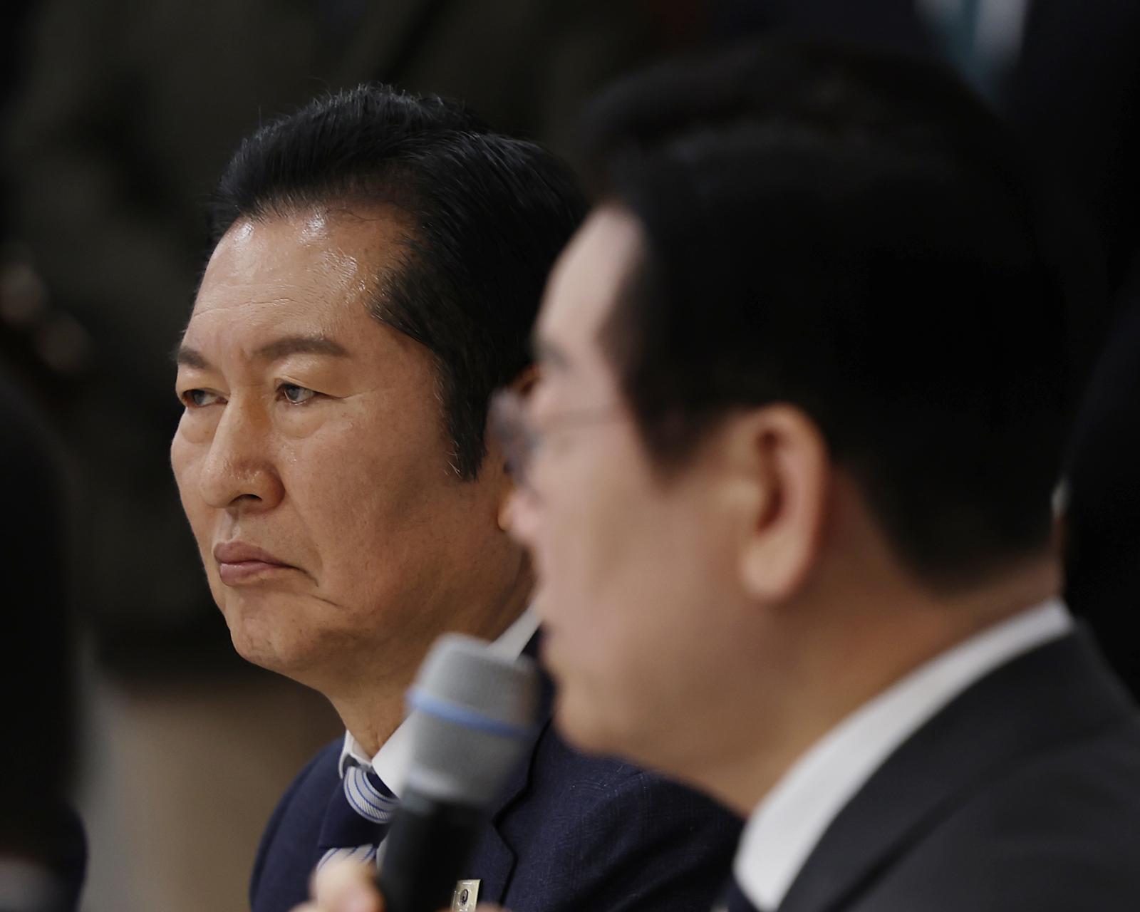 정청래 더불어민주당 대표가 16일 청와대 상춘재에서 열린 정당 지도부 초청 오찬에서 이재명 대통령의 발언을 경청하고 있다. (청와대통신사진기자단) 2026.1.16 ⓒ 뉴스1