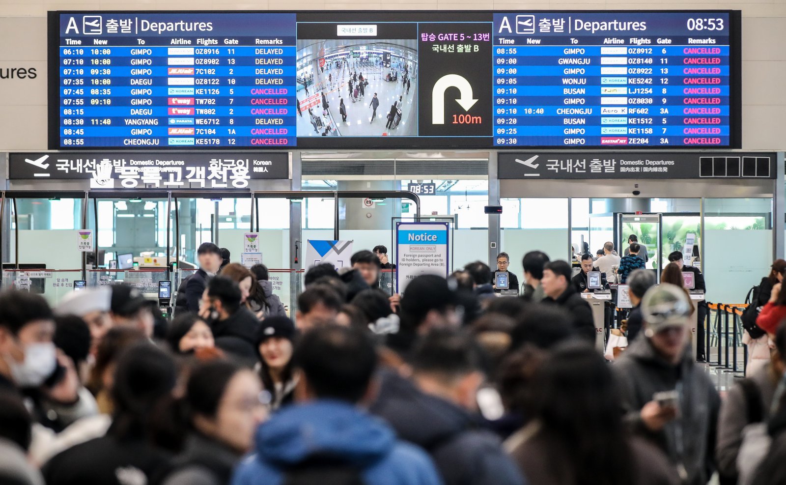 제주 지역 강설로 제주공항 활주로가 임시 폐쇄된 8일 오전 제주국제공항 3층 출발장에 제주를 떠나려는 이용객들의 발걸음이 이어지고 있다. 2026.02.08. 제주=뉴시스