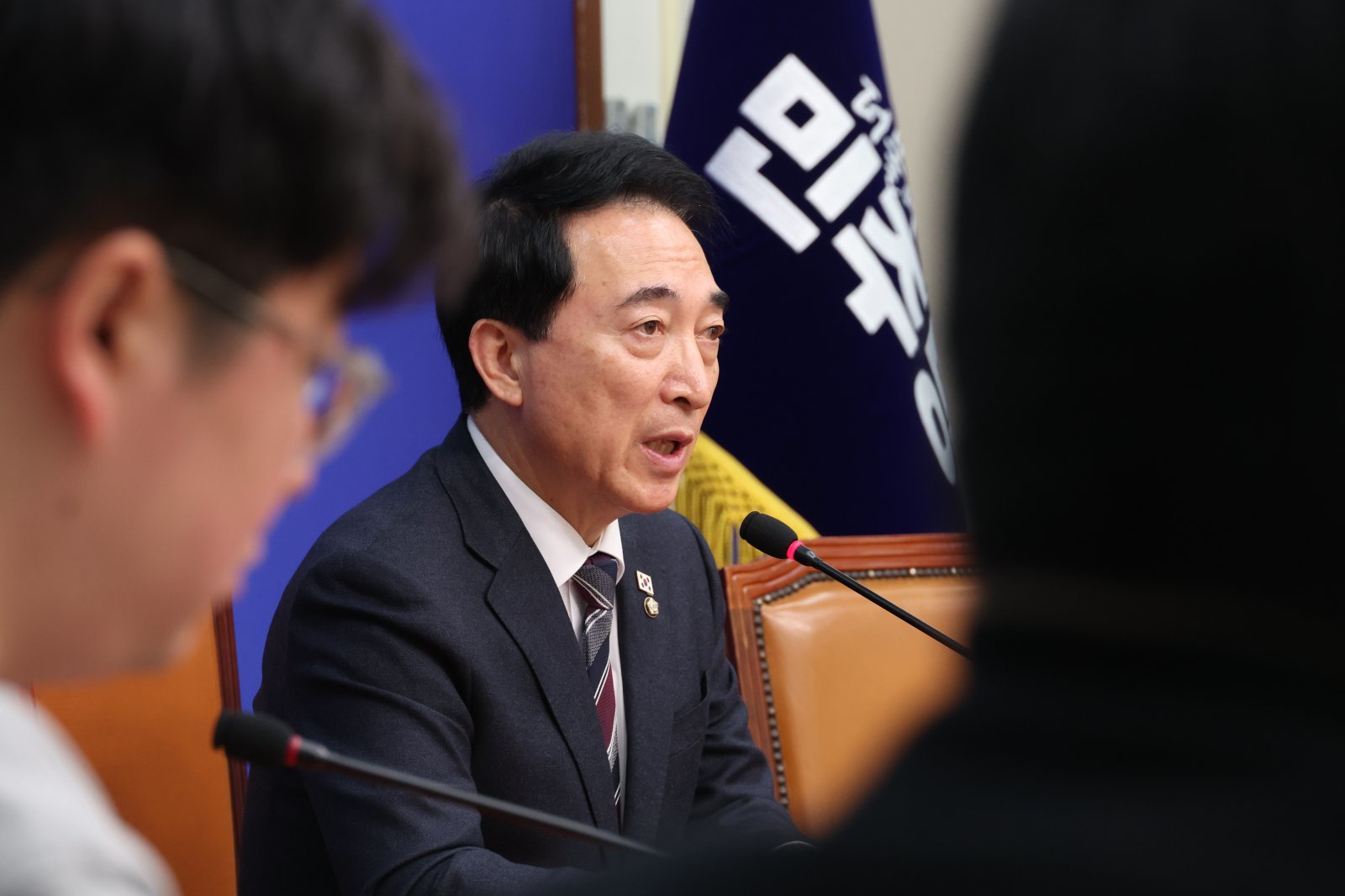 박수현 더불어민주당 수석대변인이 22일 서울 여의도 국회에서 정청래 대표가 조국혁신당에 합당을 제안한 것과 관련해 취재진의 질문에 답변하고 있다. 2026.01.22. 서울=뉴시스