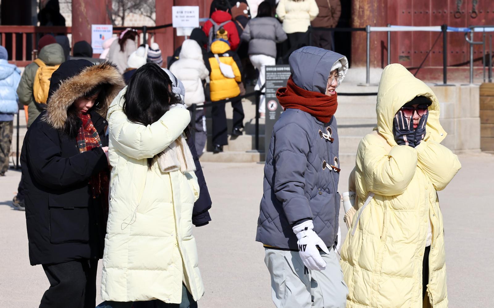 북서쪽에서 남하한 찬 공기 영향으로 사흘째 한파가 이어지는 가운데 8일 서울 종로구 경복궁에서 관람객들이 발걸음을 옮기고 있다. 2026.2.8/뉴스1