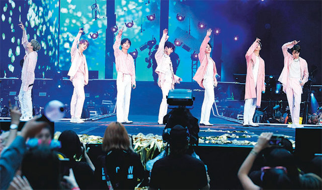 2019년 6월 1일(현지 시간) 영국 런던의 유서 깊은 공연장, 웸블리 스타디움 무대에 선 그룹 방탄소년단. ‘작은 것들을 위한 시’ ‘아이돌’ 등 대표곡을 부르며 2시간 30분 동안 경기장을 한국어 노래로 가득 채웠다. 빅히트엔터테인먼트 제공