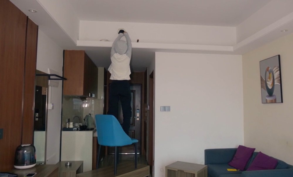 중국 호텔 객실 내 설치된 몰래카메라를 BBC 취재진이 확인하는 모습. BBC캡처