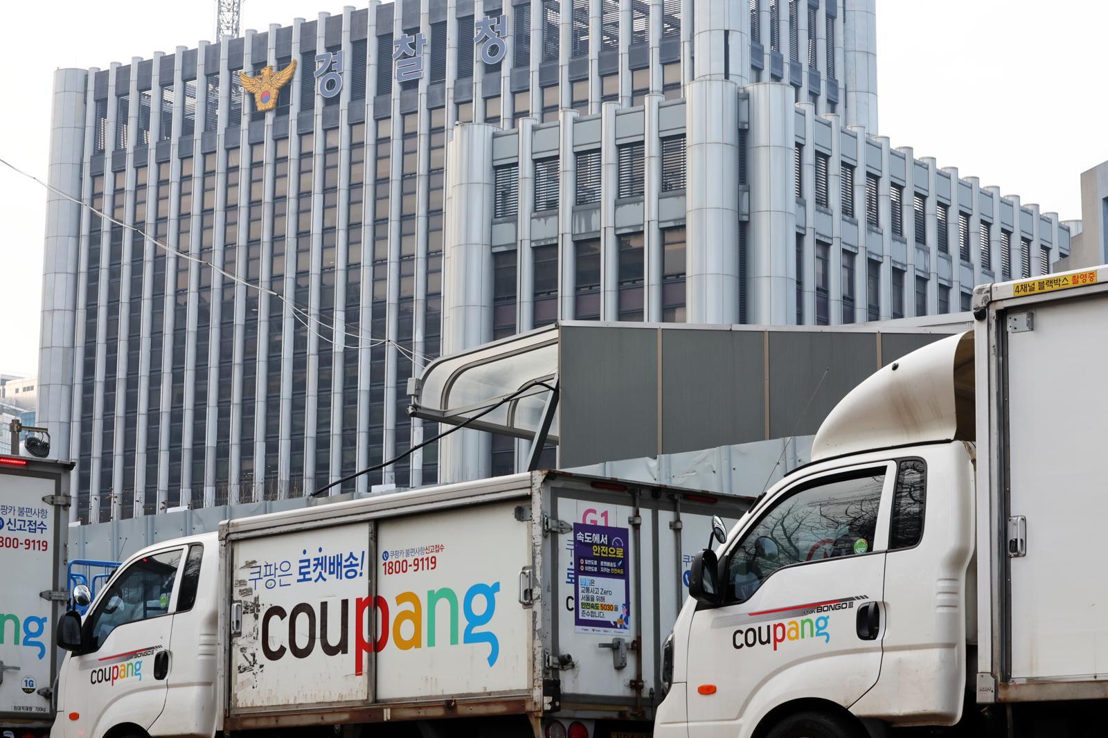 28일 서울 시내 한 쿠팡 물류센터 앞에 주차돼 있는 쿠팡카(쿠팡 배송트럭) 너머로 경찰청이 보이고 있다. 2025.12.28 / ⓒ 뉴스1 황기선 기자