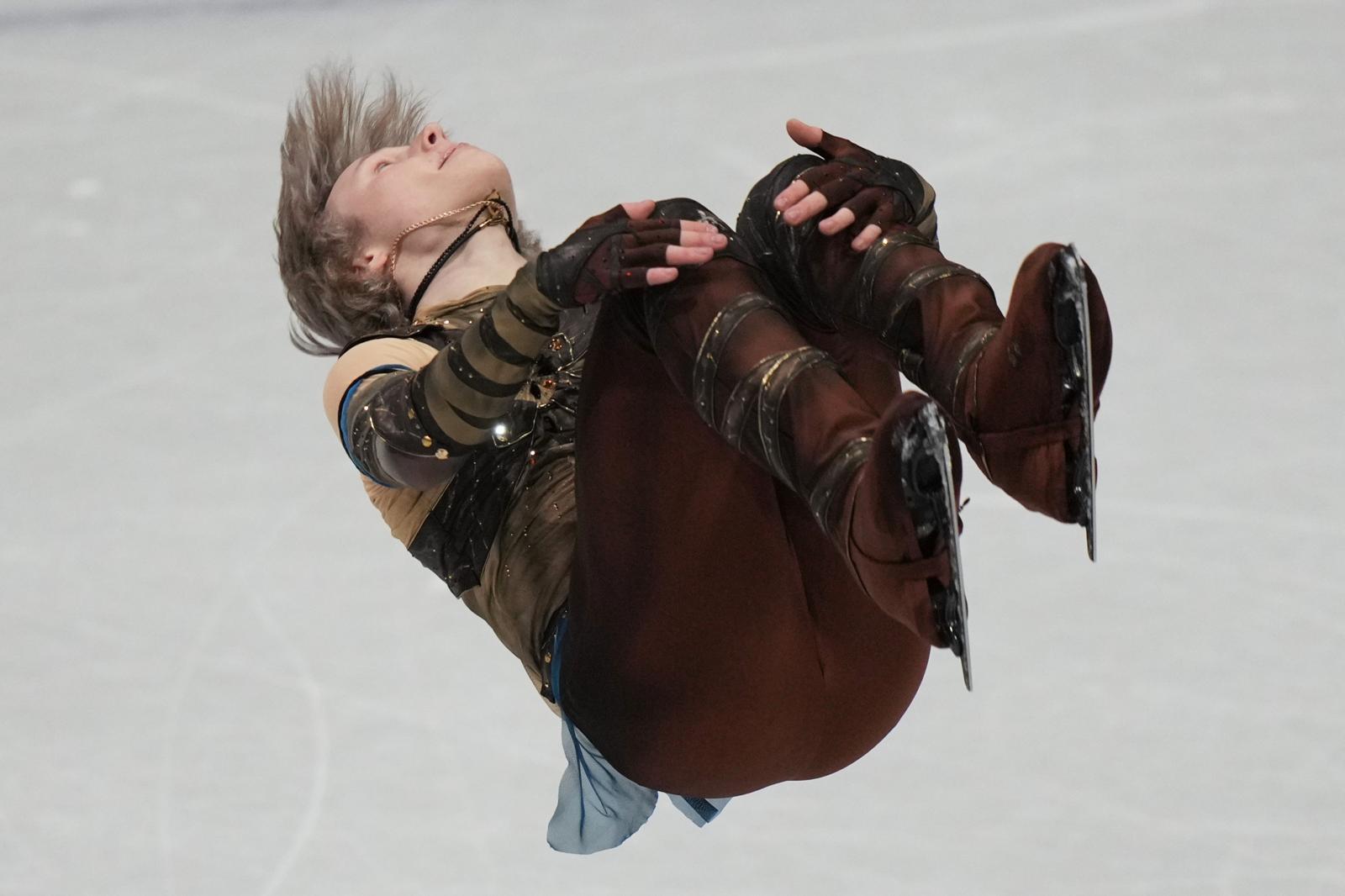 ‘쿼드의 신’ 일리야 말리닌(미국)이 8일 이탈리아 밀라노 아이스스케이팅 아레나에서 열린 2026 밀라노-코르티나담페초 겨울올림픽 피겨스케이팅 단체전 남자 싱글 쇼트프로그램 말미 백플립을 구사하고 있다. 밀라노=AP뉴시스