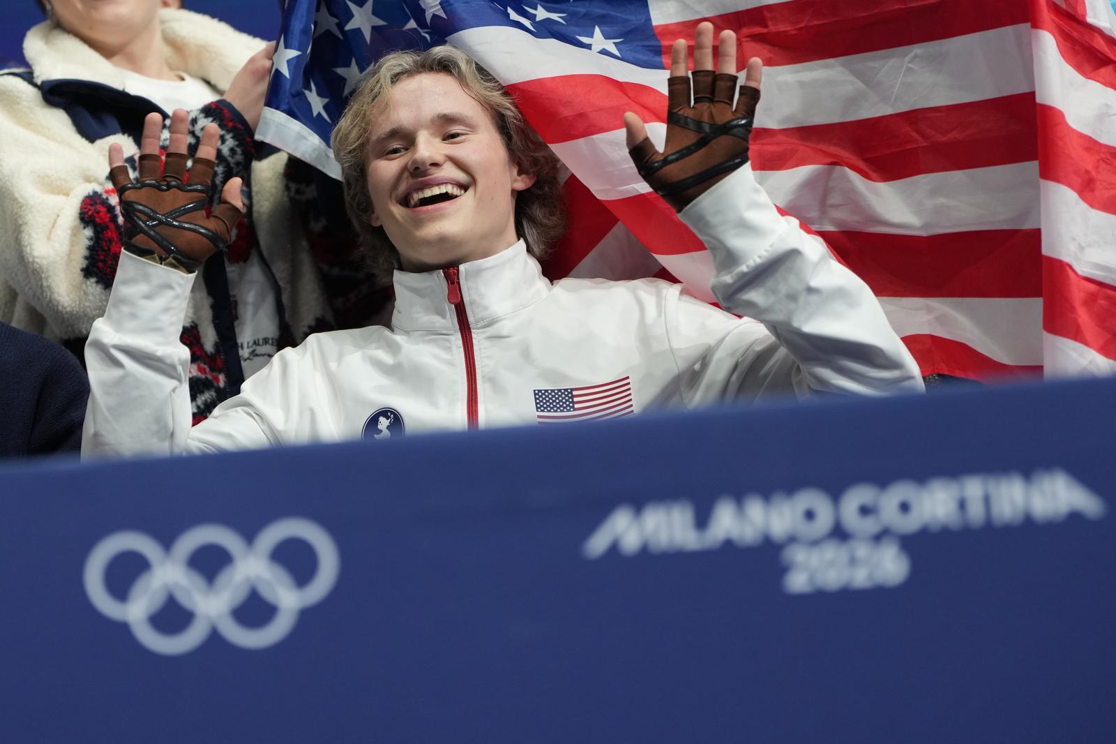 ‘쿼드의 신’ 일리야 말리닌(미국)이 8일 이탈리아 밀라노 아이스스케이팅 아레나에서 열린 2026 밀라노-코르티나담페초 겨울올림픽 피겨스케이팅 단체전 남자 싱글 쇼트프로그램을 마친 뒤 키스 앤드 크라이 존에서 손을 흔들어보이고 있다. 밀라노=AP뉴시스