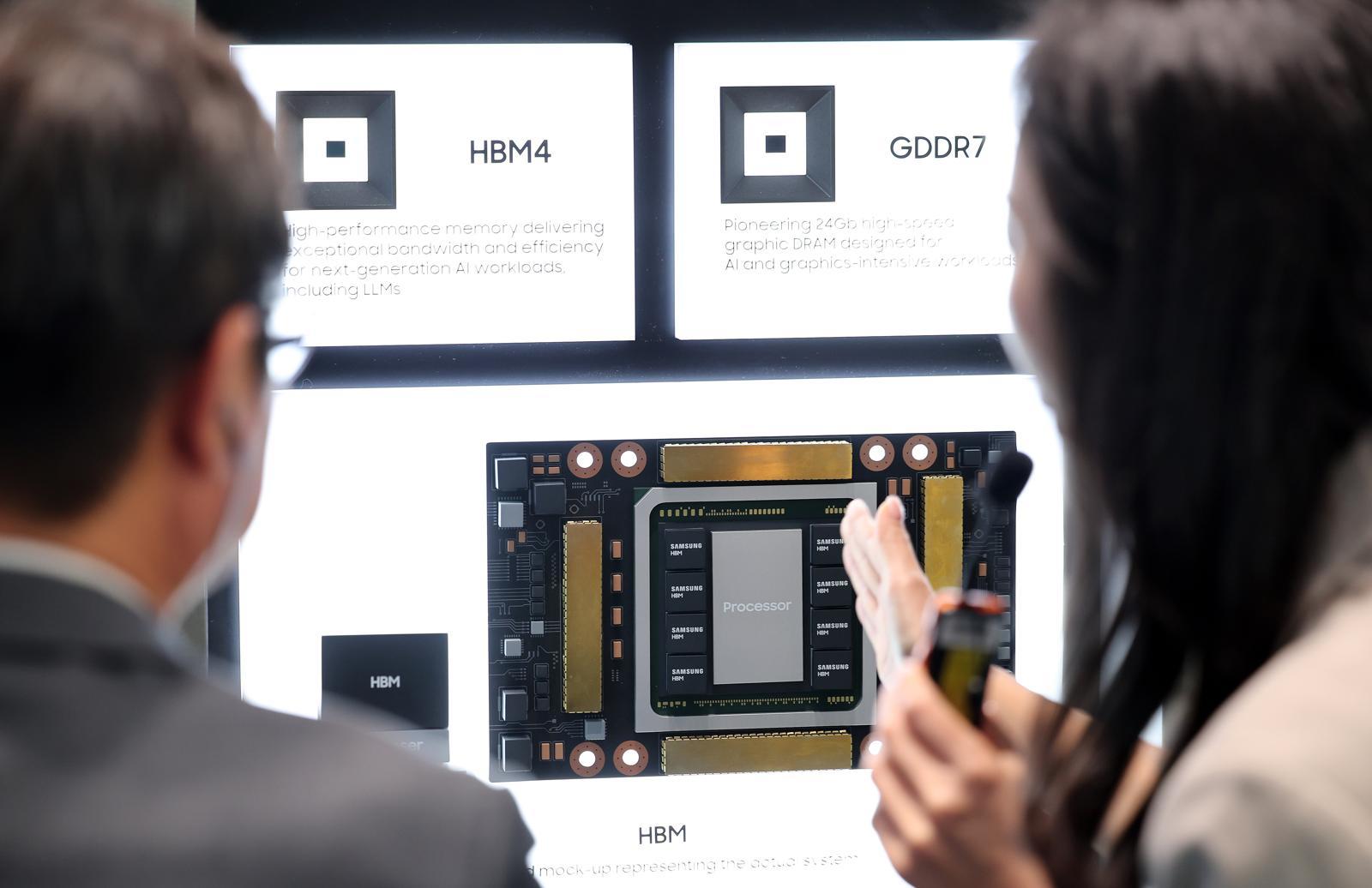 28일 경북 경주 엑스포공원 에어돔에서 열린 APEC CEO 서밋 부대행사인 ‘K-테크 쇼케이스’ 삼성전자 부스에서 참석자가 HBM4를 둘러보고 있다. 2025.10.28 . 뉴스1