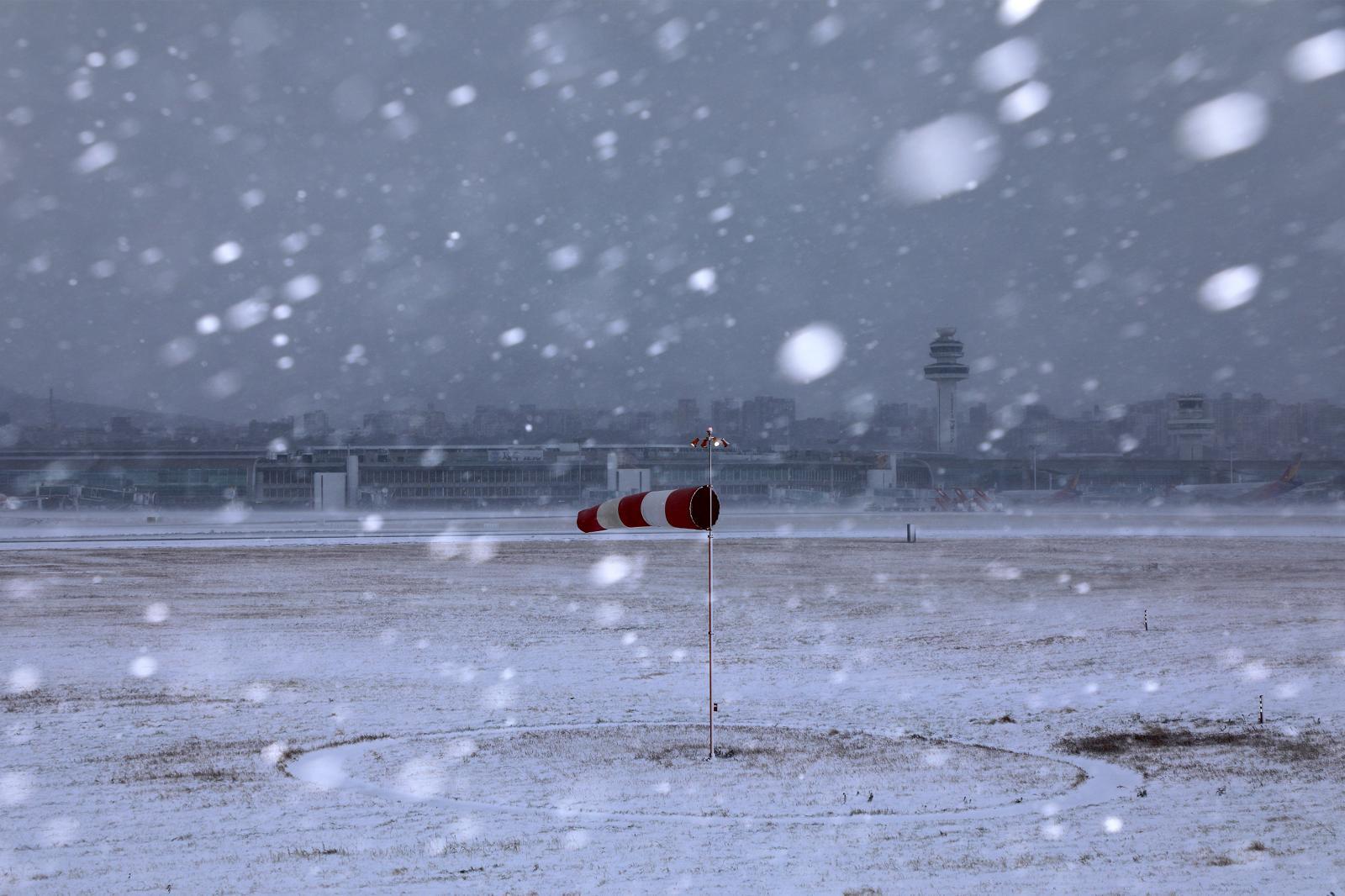 8일 오전 활주로 운영이 중단된 제주국제공항에 강한 눈보라가 몰아치고 있다. 2026.2.8 . 뉴스1