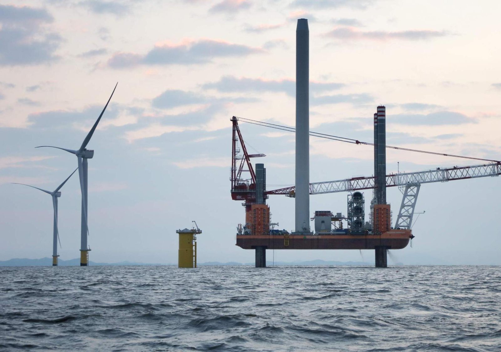 전남 신안군 자은도 인근 해상에 설치된 해상풍력 발전시설. 지난해 말부터 전기를 생산하기 시작한 전남해상풍력을 비롯해 전남도에는 태양광 등 신재생에너지, 산업단지 부지, 공업용수 등이 풍부한 곳으로 꼽힌다. 
전남도 제공
