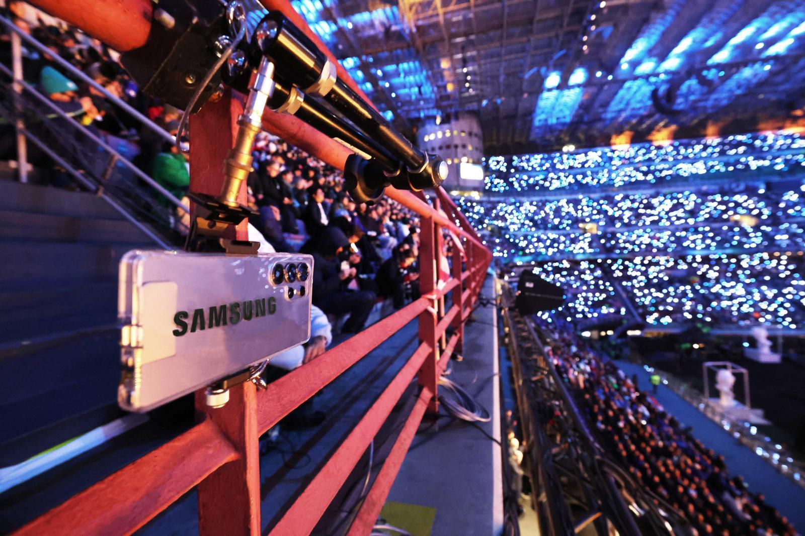 6일(현지 시간) 이탈리아 밀라노 산 시로 스타디움에서 열린 2026 밀라노-코르티나담페초 겨울올림픽 개회식을 삼성전자의 갤럭시 S25 울트라로 촬영해 생중계하고 있다. 삼성전자 제공