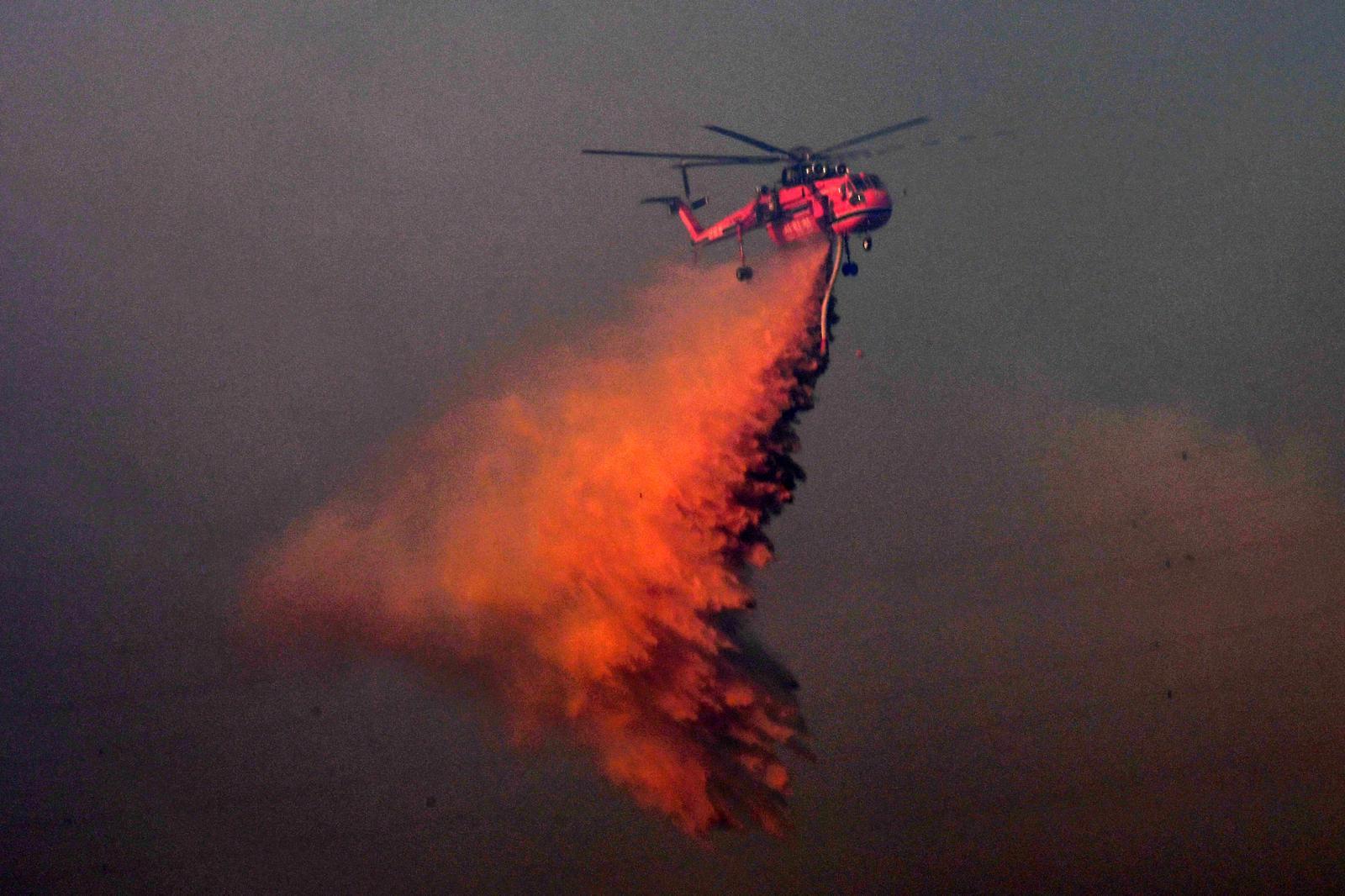 8일 경북 경주시 문무대왕면 입천리에서 발생한 산불이 강풍을 타고 확산되고 있는 가운데 산림청 초대형헬기(S-64) 헬기가 송전선로를 피해 진화 작업을 벌이고 있다.  이날 오후 정부는 신속한 진화를 위해 국가소방동원령을 발령했다. 2026.2.8.뉴스1