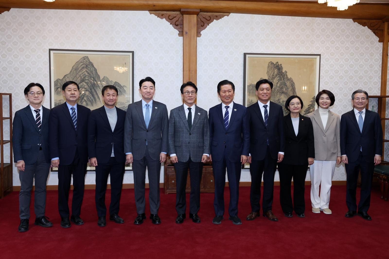 고위당정협의회가 8일 오후 서울 종로구 국무총리 공관에서 열려 참석자들이 기념촬영을 하고 있다. 왼쪽부터 김정관 산업통상자원부 장관, 구윤철 부총리 겸 재정경제부 장관, 한병도 더불어민주당 원내대표, 강훈식 대통령 비서실장, 김민석 국무총리, 정청래 더불어민주당 대표, 조승래 더불어민주당 사무총장, 한성숙 중소벤처기업부 장관, 한정애 더불어민주당 정책위의장, 김용범 청와대 정책실장.  박형기 기자 oneshot@donga.com