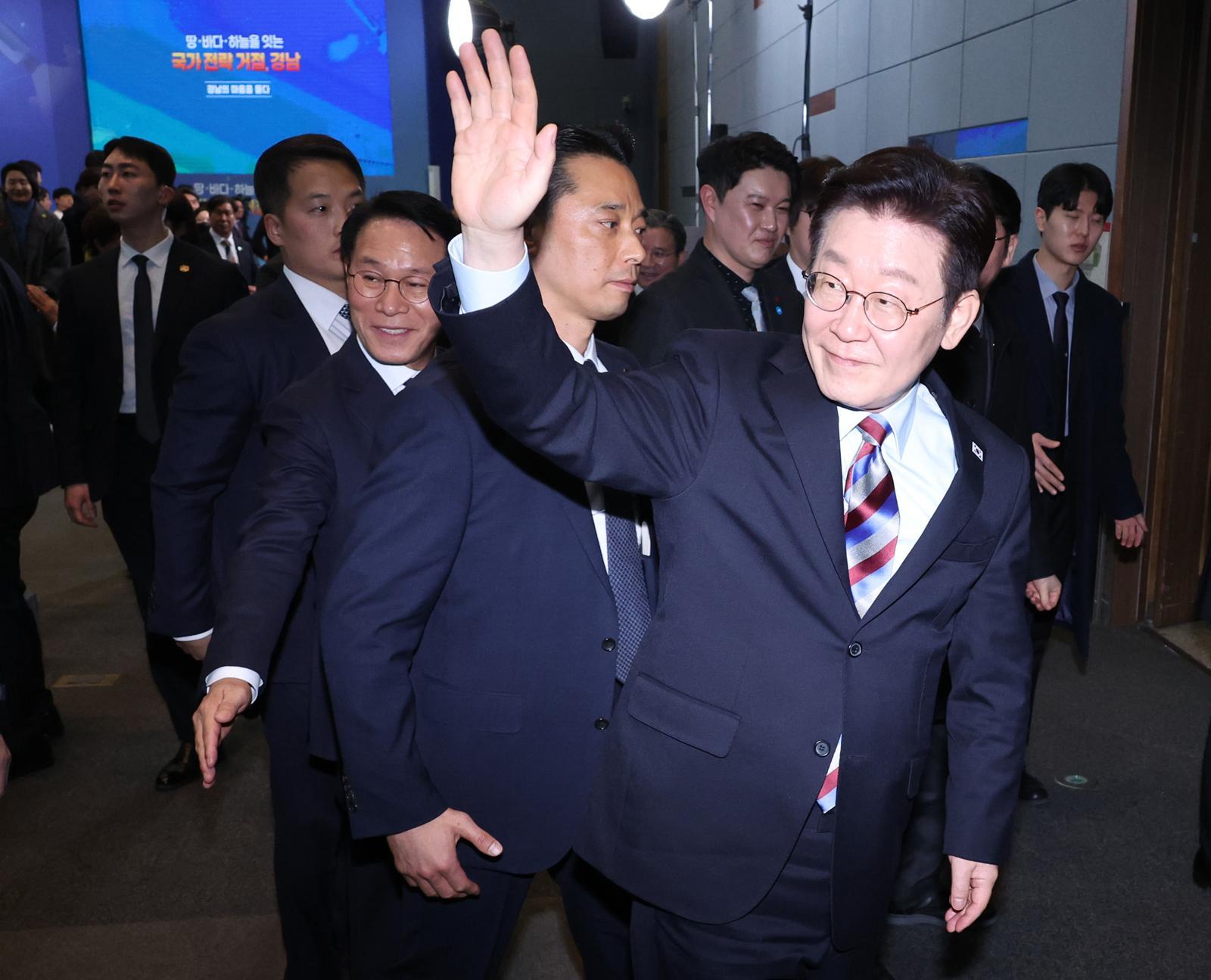 이재명 대통령이 지난 6일 창원 성산구 창원컨벤션센터에서 열린 ‘경남의 마음을 듣다’ 타운홀미팅 간담회를 마친 후 참석자들을 향해 인사하며 이석하고 있는 모습. (청와대통신사진기자단) 2026.2.6