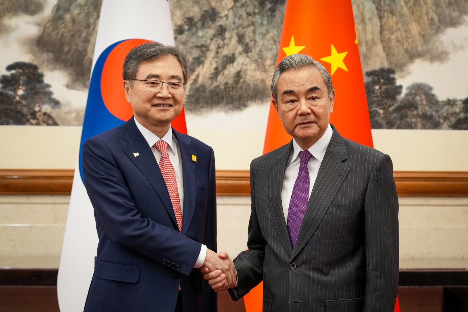 조현 외교부 장관과 왕이 중국공산당 외사판공실 주임 겸 외교부장. 2025.9.17 외교부 제공