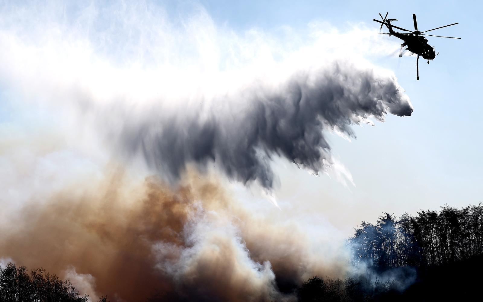 8일 오후 경북 경주시 문무대왕면 입천리에서 발생한 산불이 강풍을 타고 확산되는 가운데 소방헬기가 진화 작업을 벌이고 있다. 2026.02.08. 뉴시스