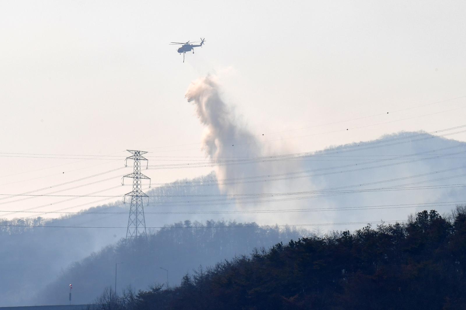 8일 오후 경북 경주시 문무대왕면 입천리의 산불이 강풍을 타고 확산되자 산림청 초대형 핼기(S-64)가 공중에서 물을 투하하고 있다. 문무대왕면 산불에 대해 정부는 이날 오후 국가소방동원령을 발령했다.2026.2.8. 뉴스1